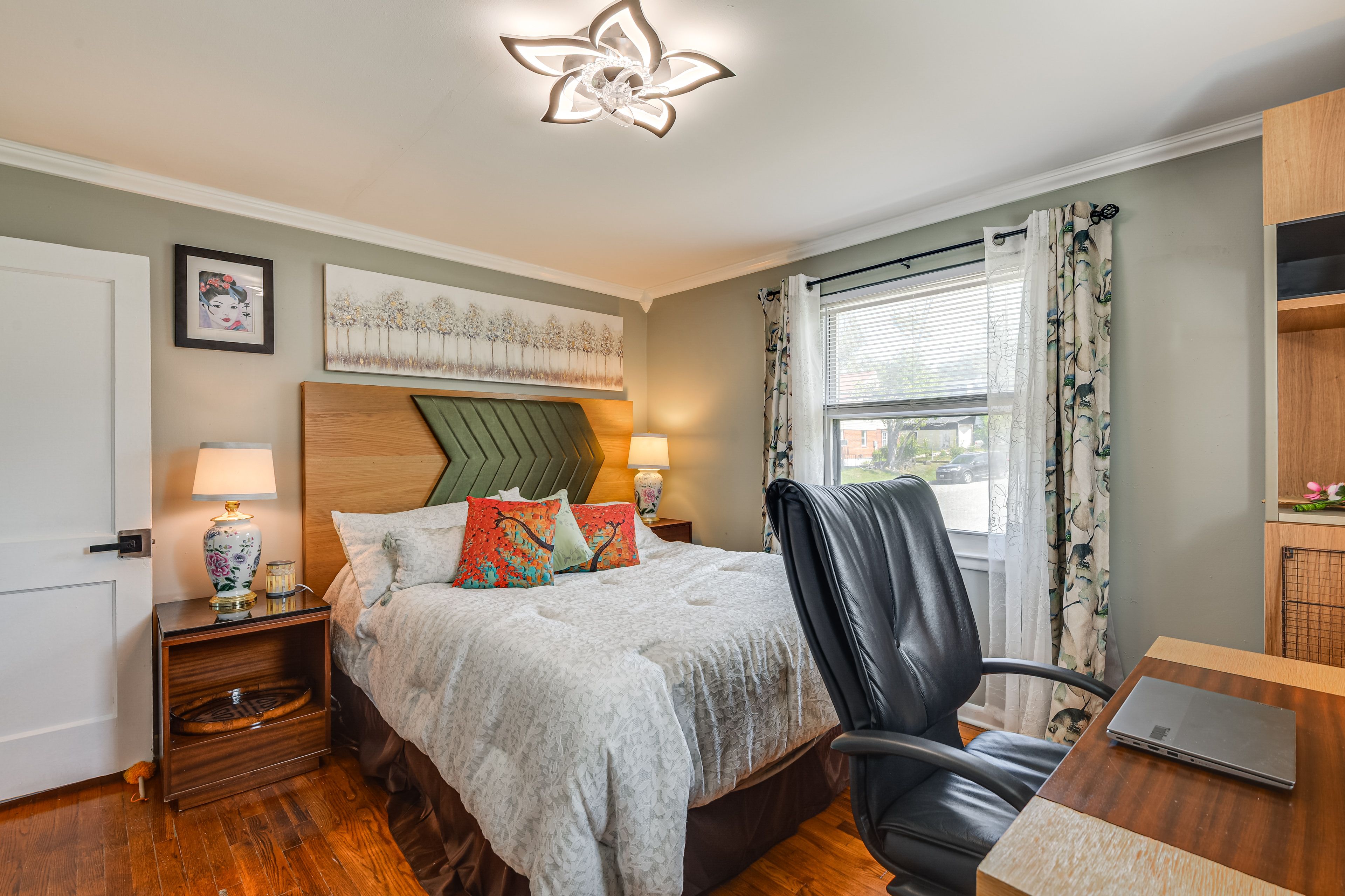 Bedroom 1 | Queen Bed | Desk | 1st Floor