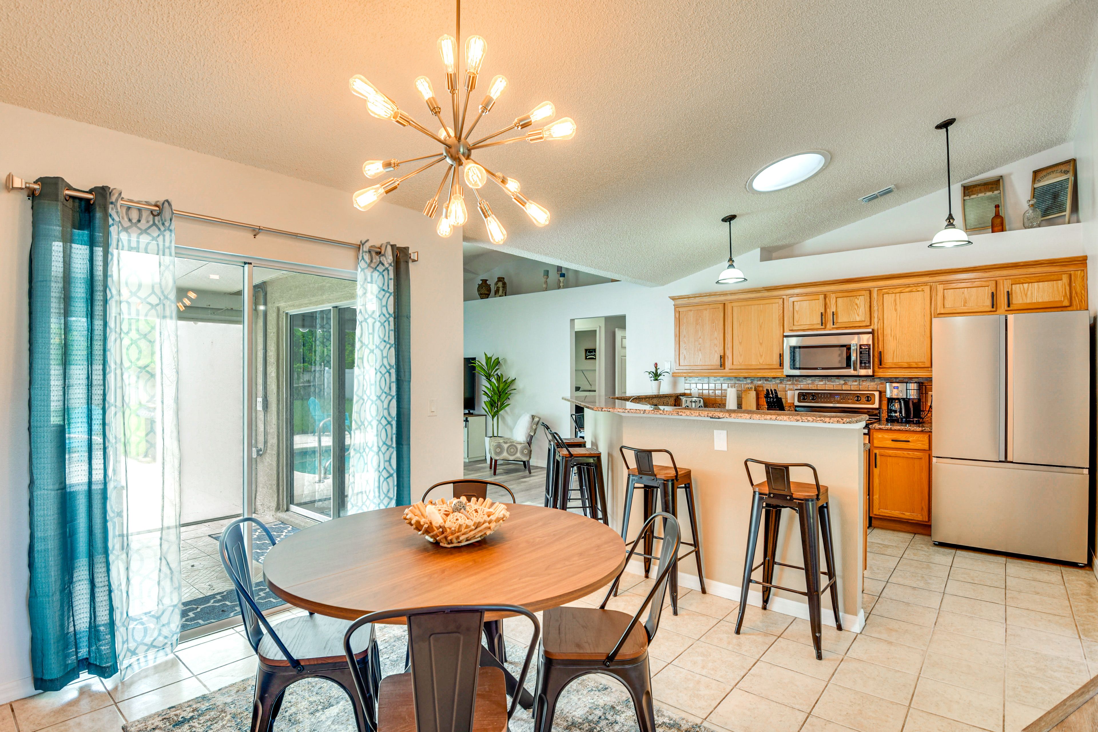 Dining Area | Dishware/Flatware Provided