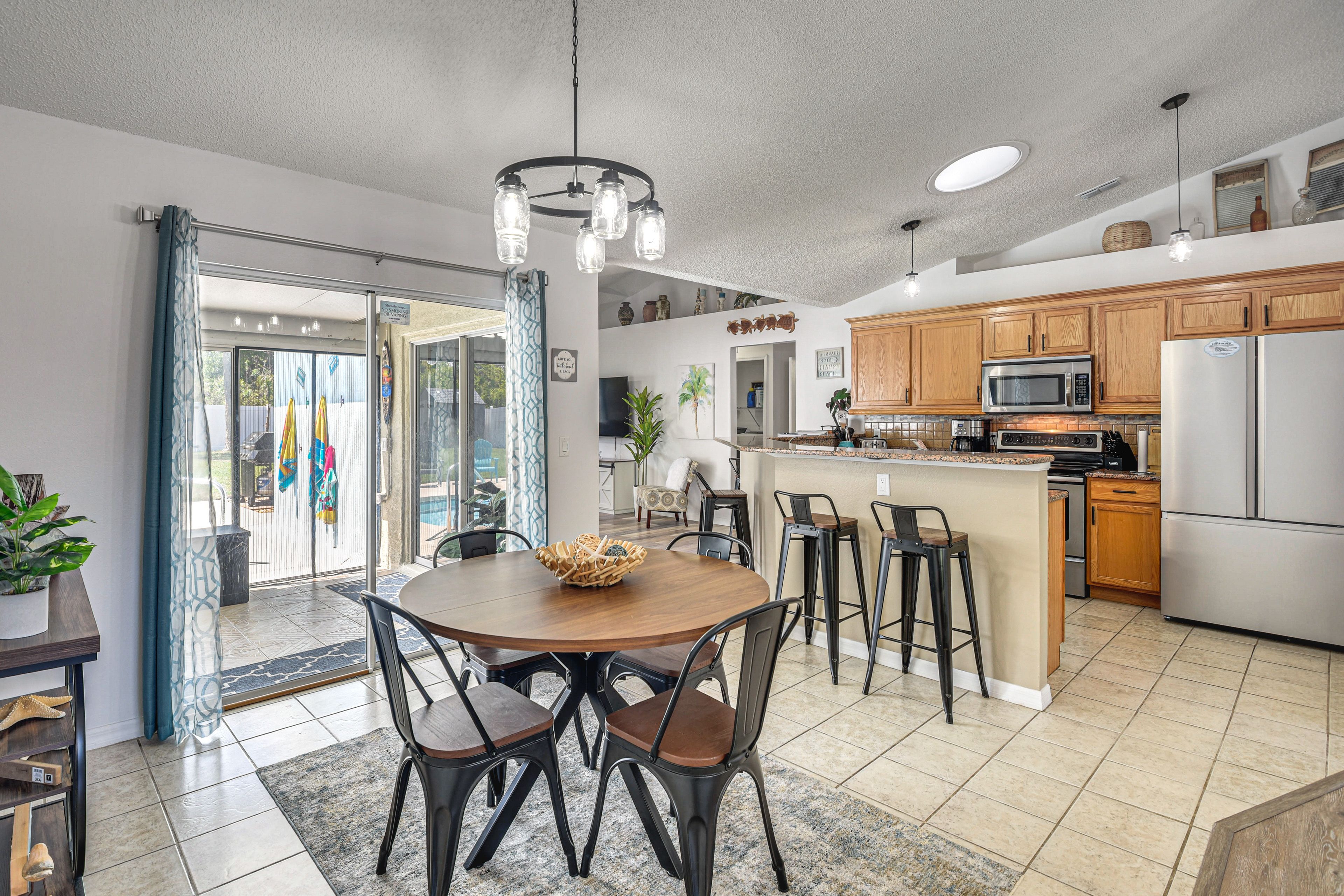 Dining Area | Dishware/Flatware Provided