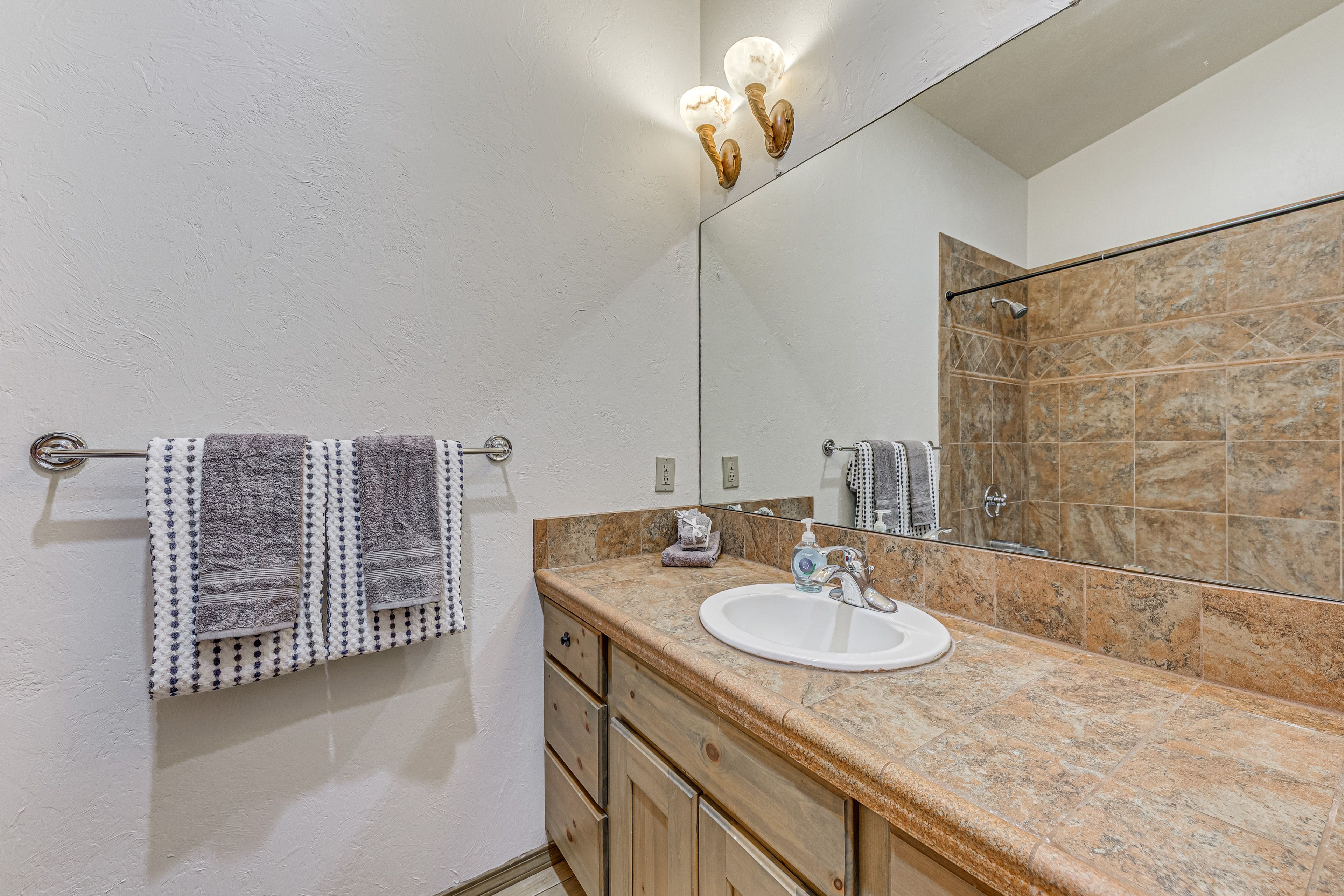 Full Bathroom | Towels Provided