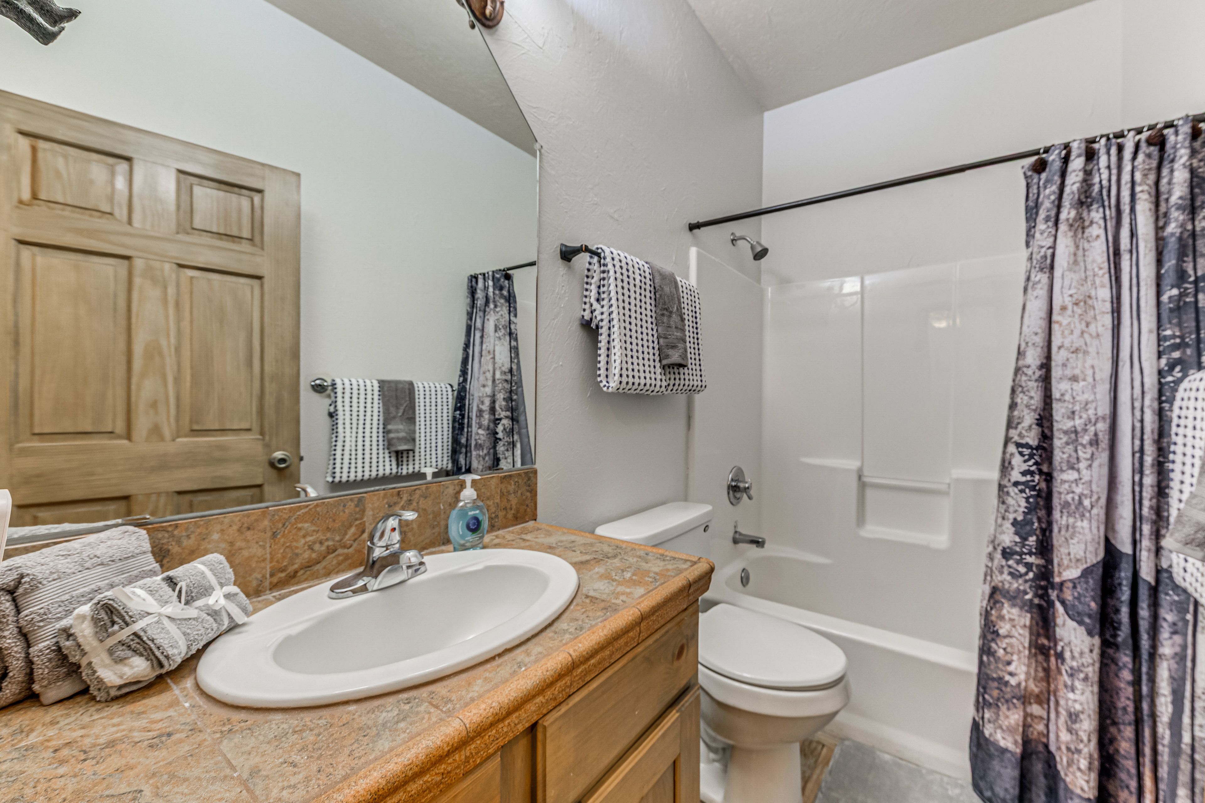 Full Bathroom | Shower/Tub Combo