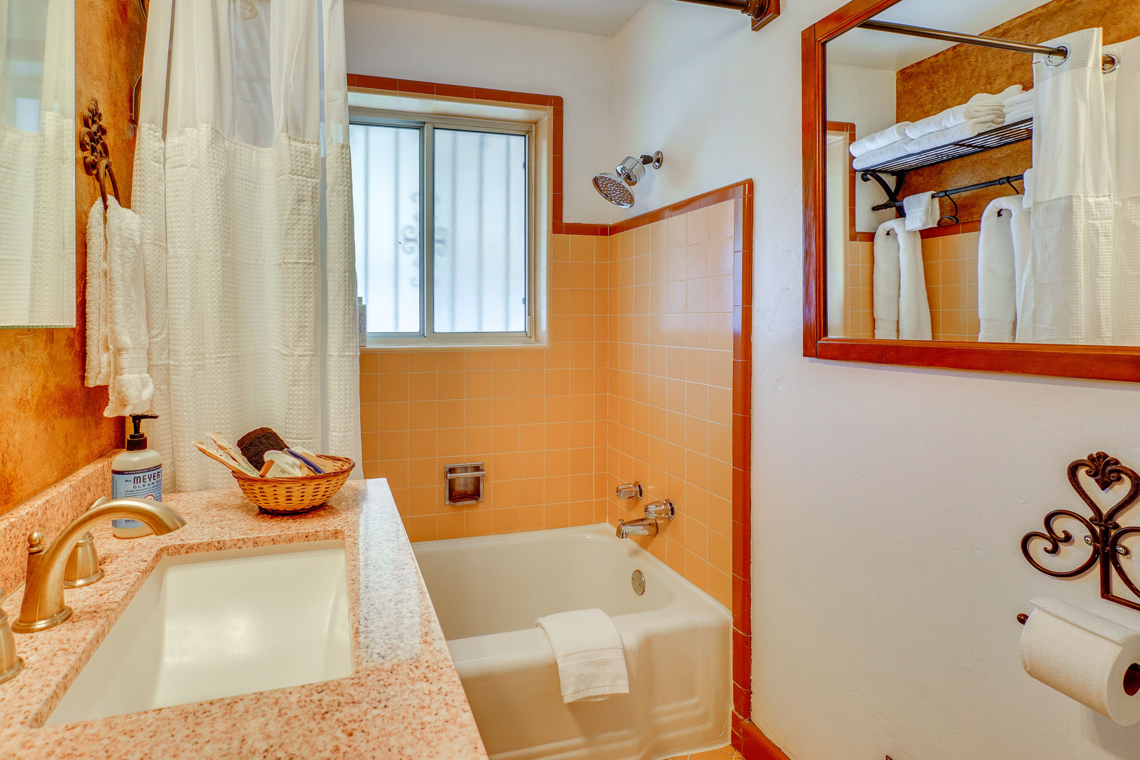 Full Bathroom | Towels Provided | Main Level