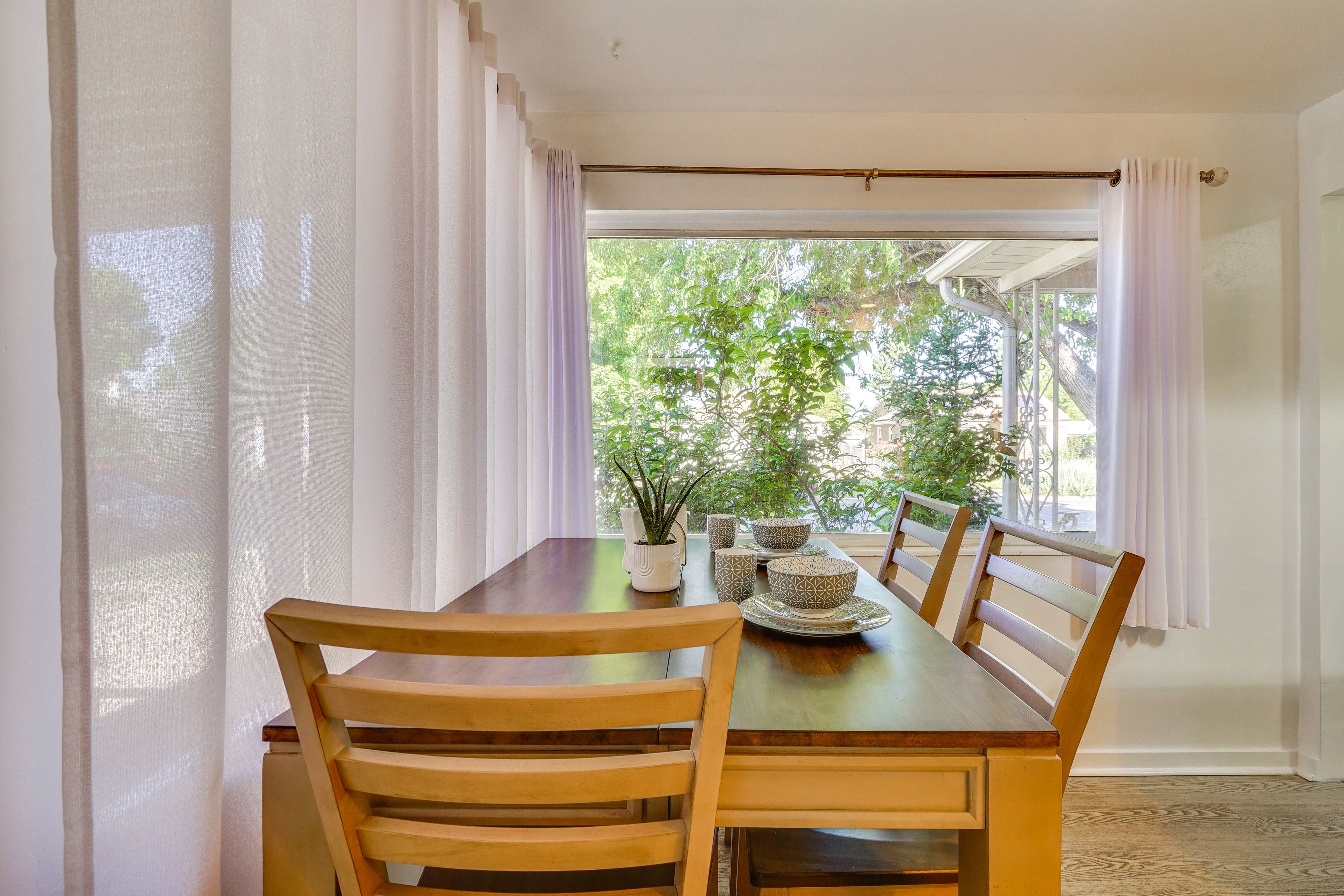 Main Dining Table | Dishware/Flatware Provided | Main Level