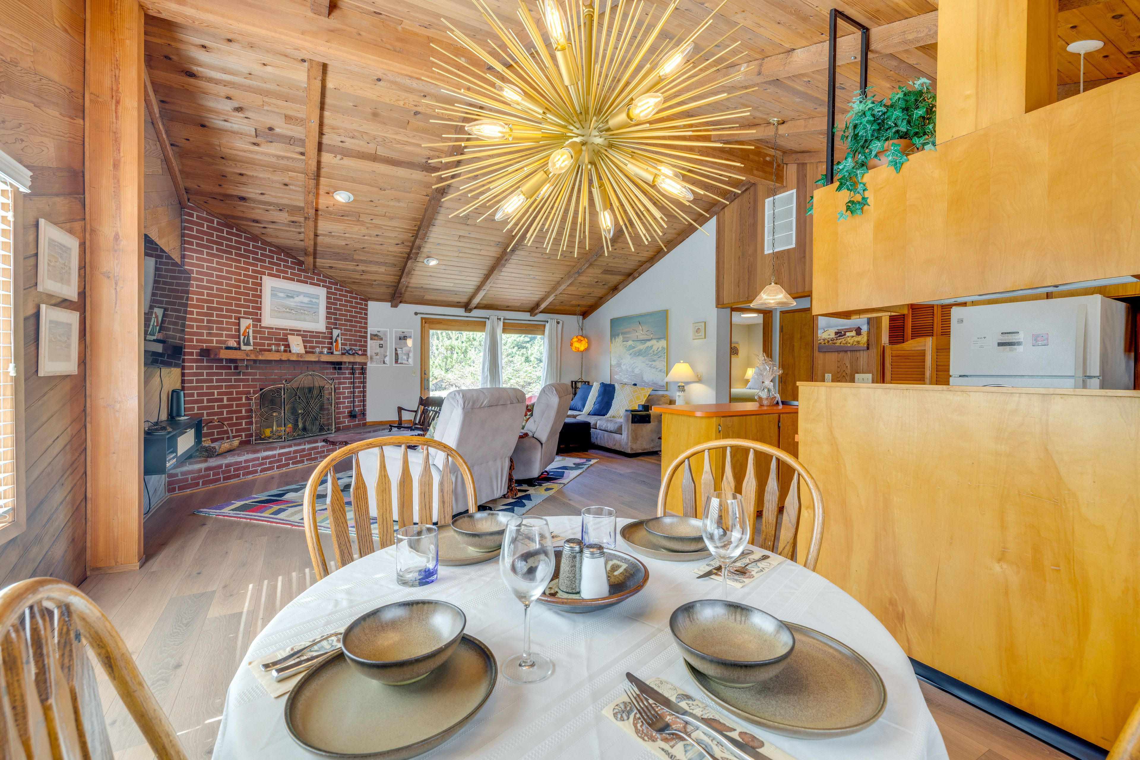 Dining Area | Dishware & Flatware Provided