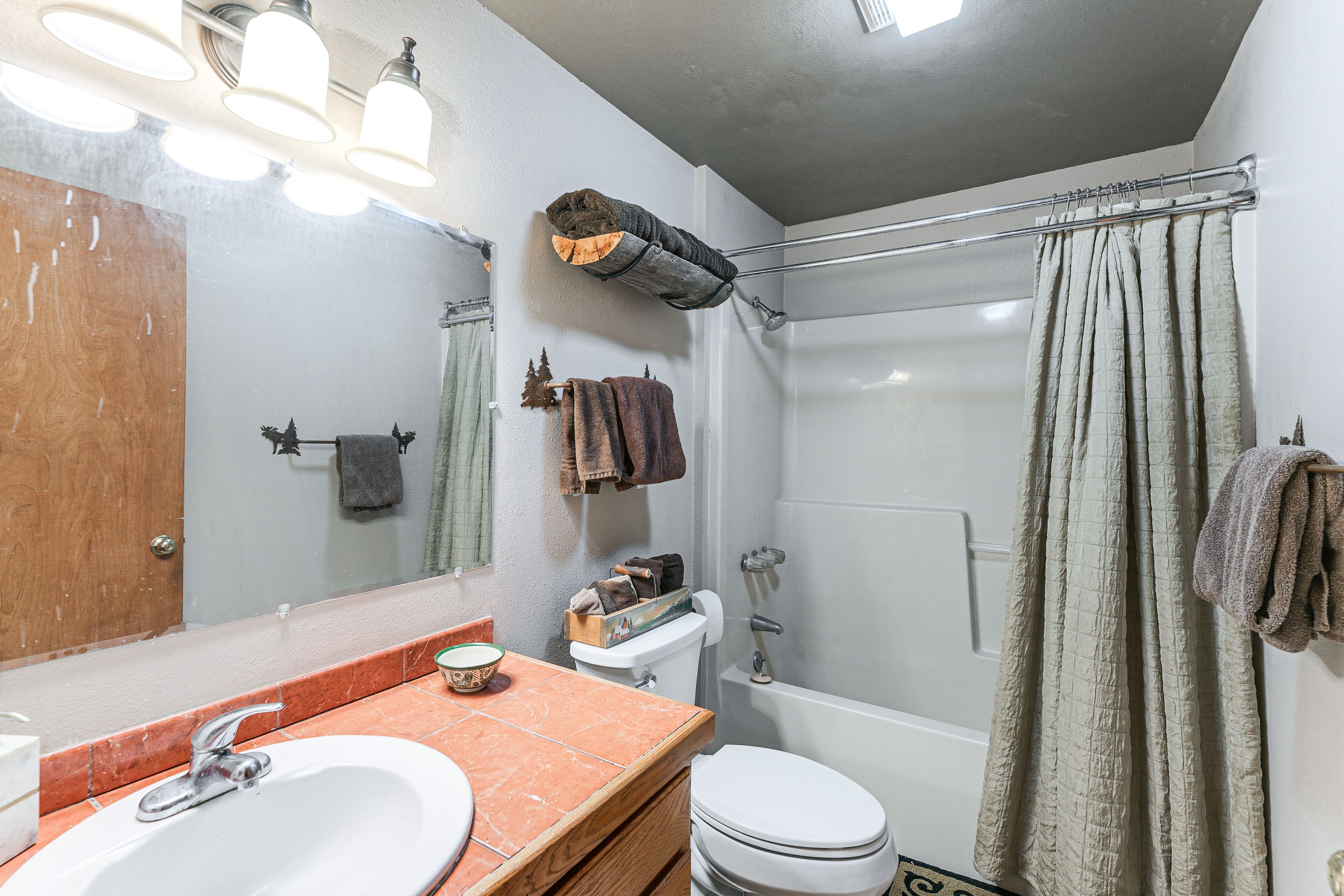 Full Bathroom | 1st Floor