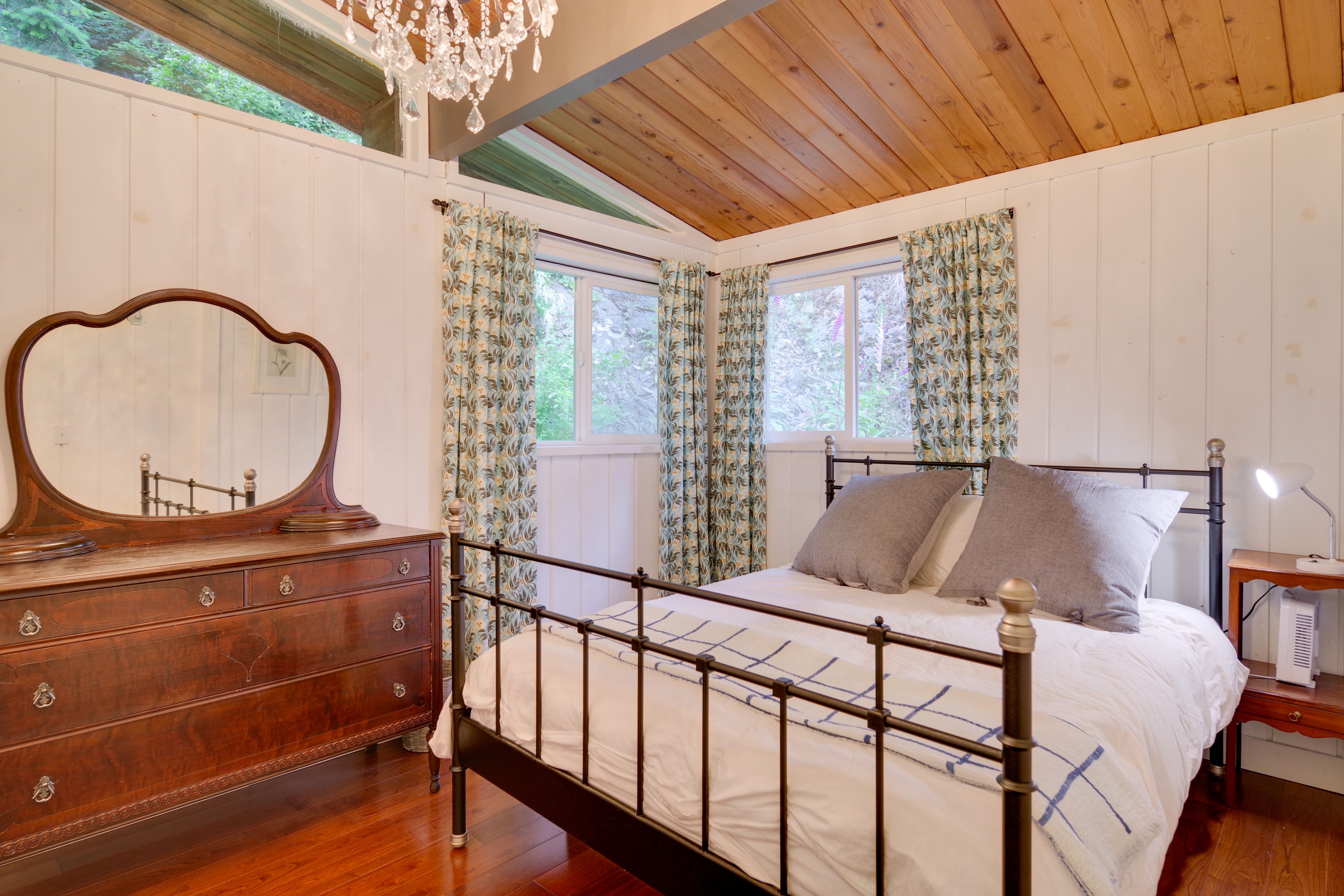 Bedroom 1 | Queen Bed