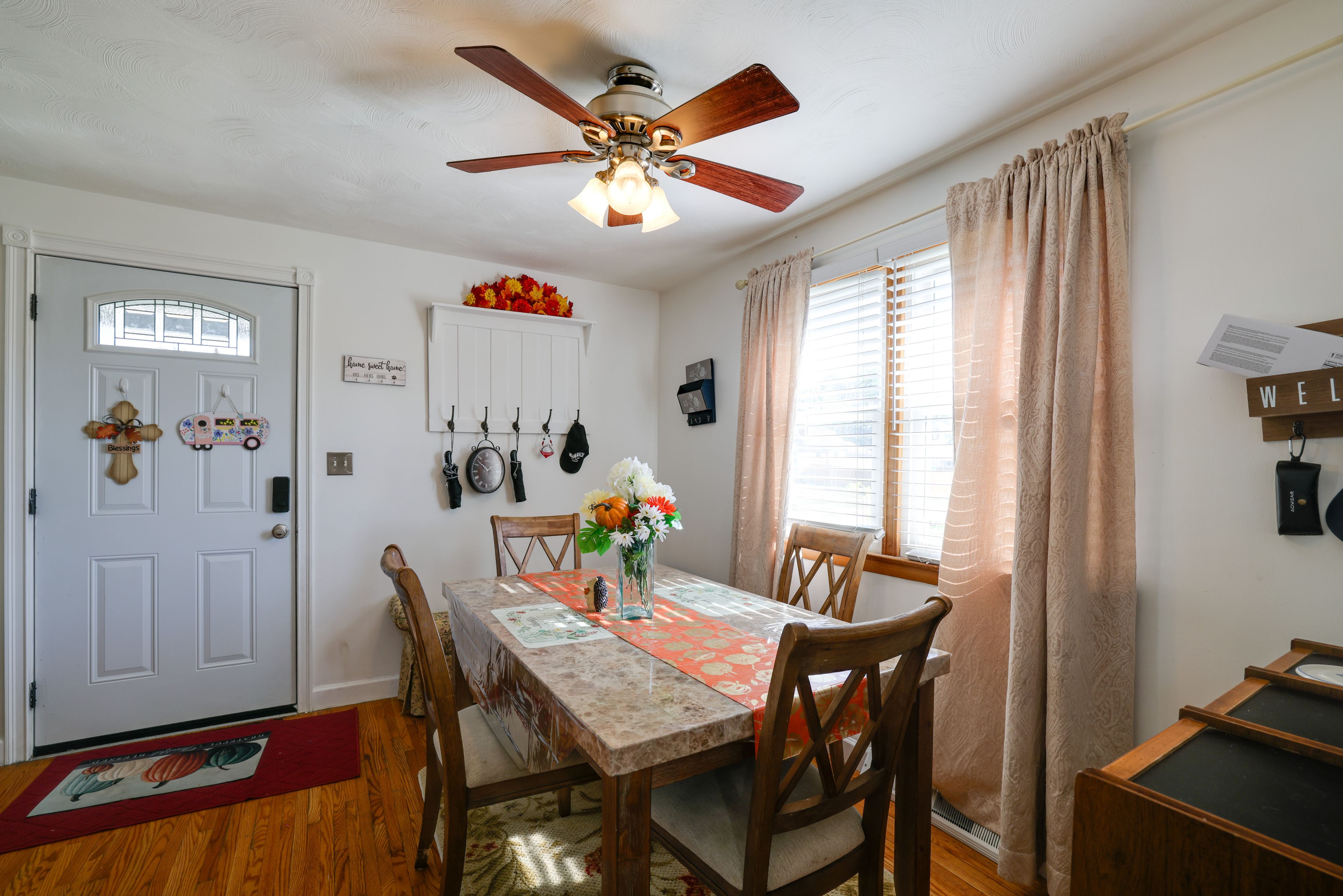 Dining Area | Dishware & Flatware Provided