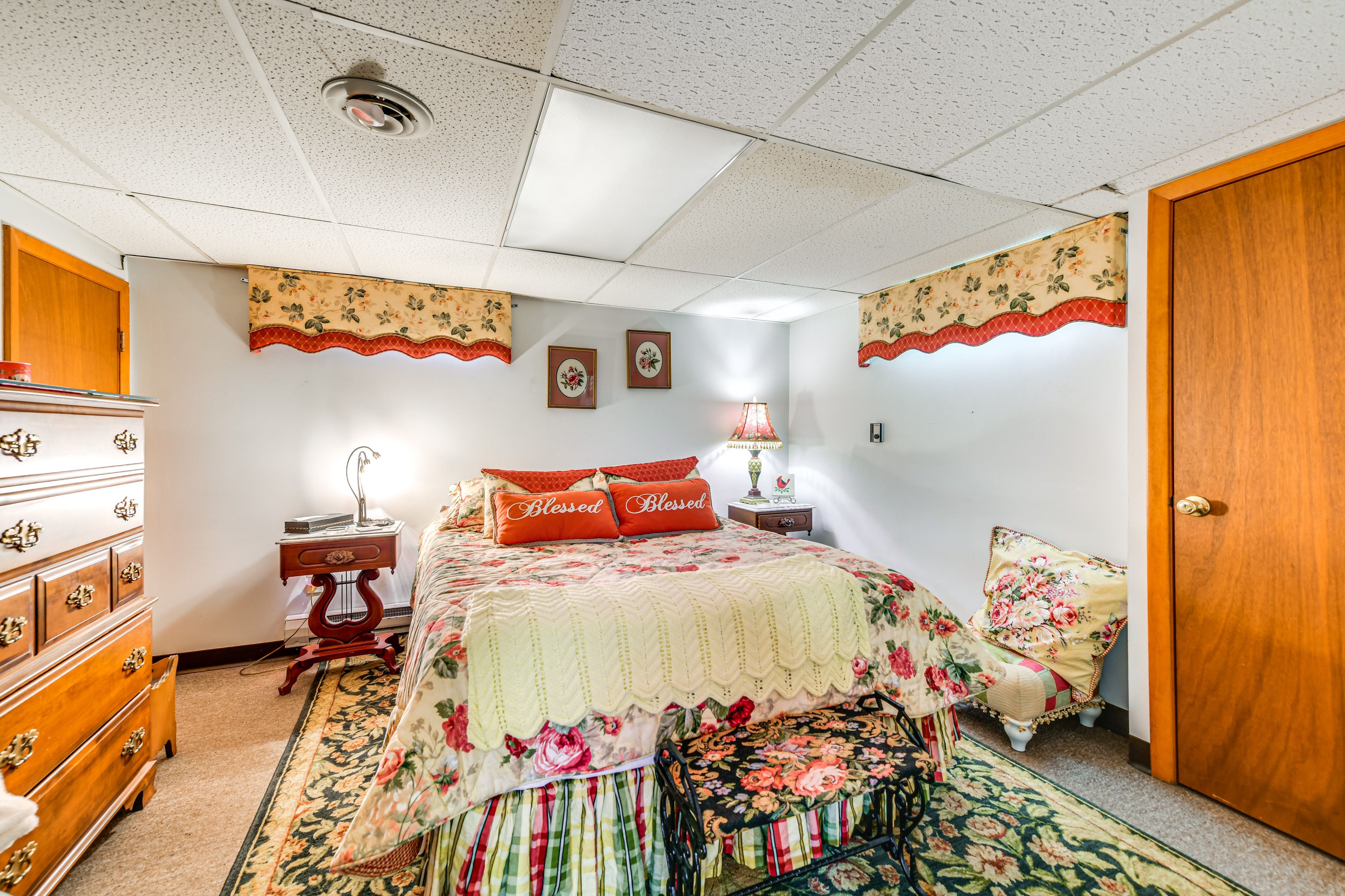 Bedroom | Queen Bed | Linens Provided