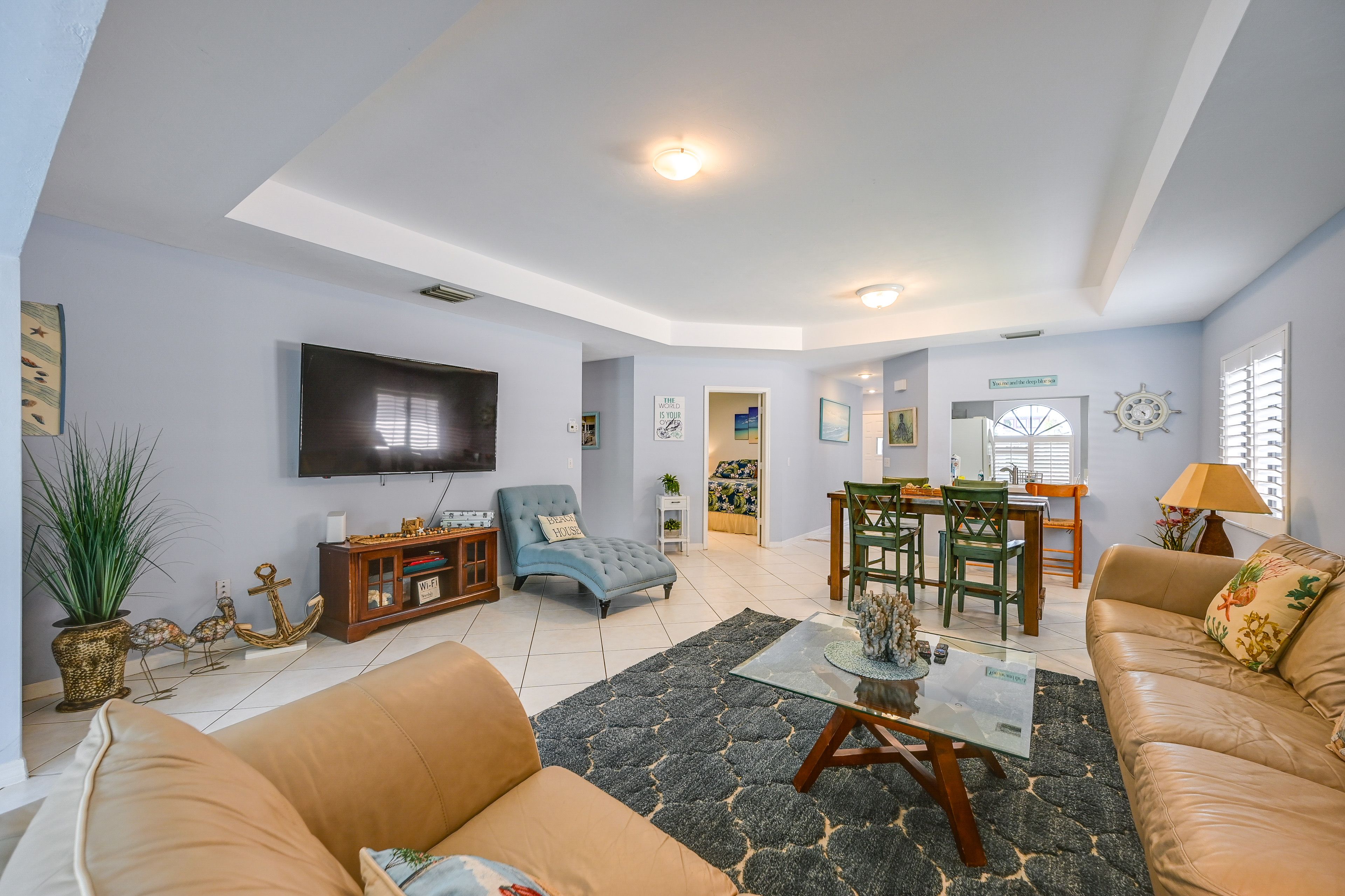 Living Room | Smart TV | Free WiFi | Central A/C & Heating
