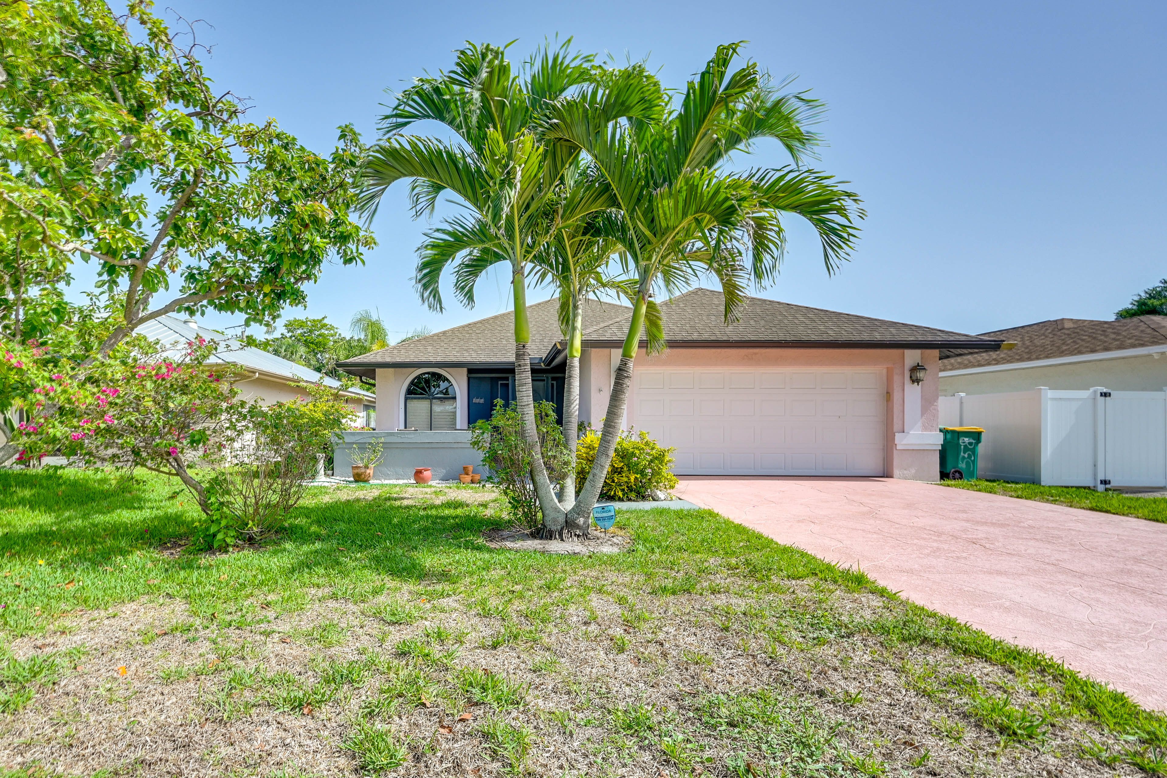 Property Exterior | Driveway (4 Vehicles)