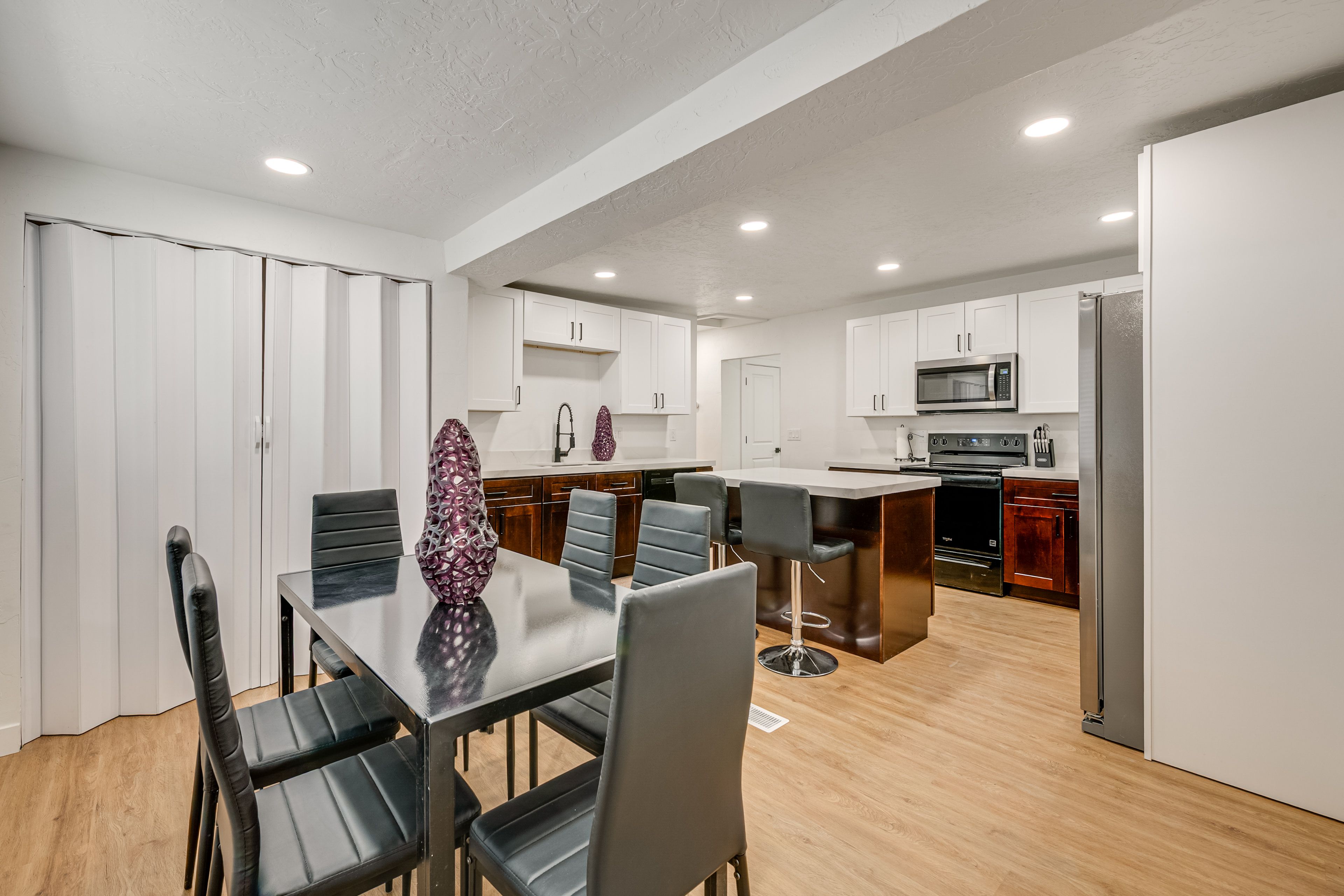 Kitchen | Dining Table | Free WiFi | Central Air Conditioning/Heat