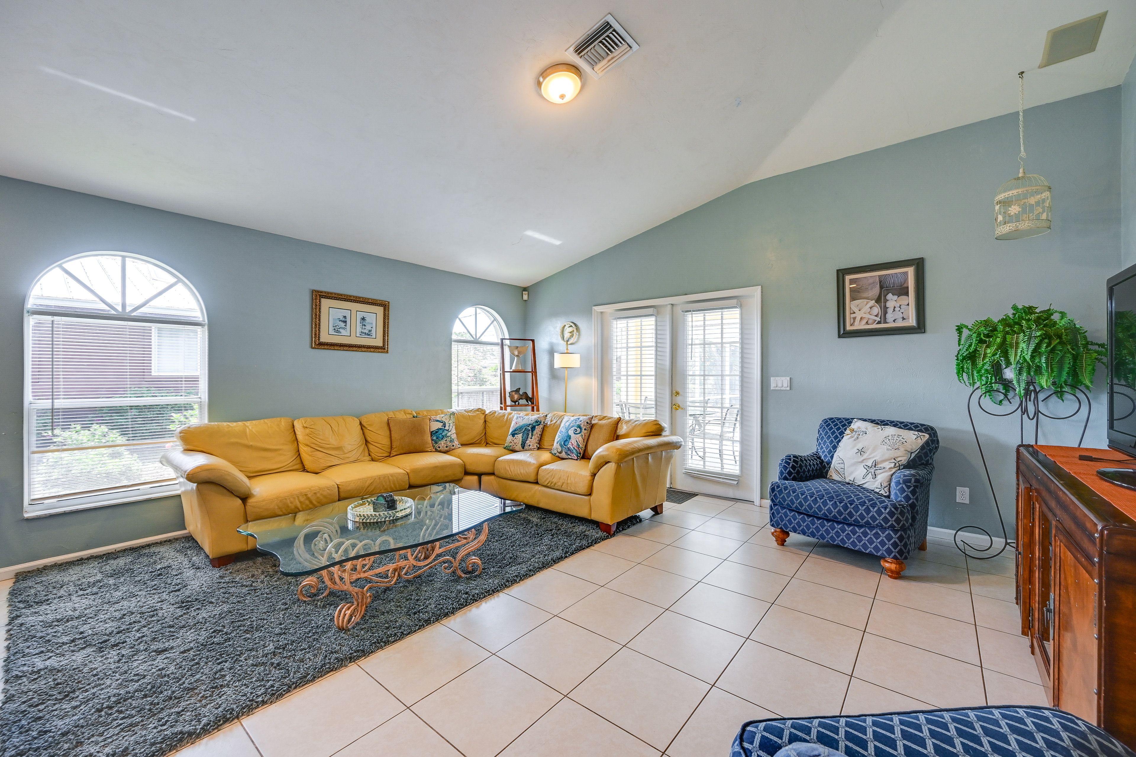Living Room | Smart TV | Free WiFi | Central A/C & Heating
