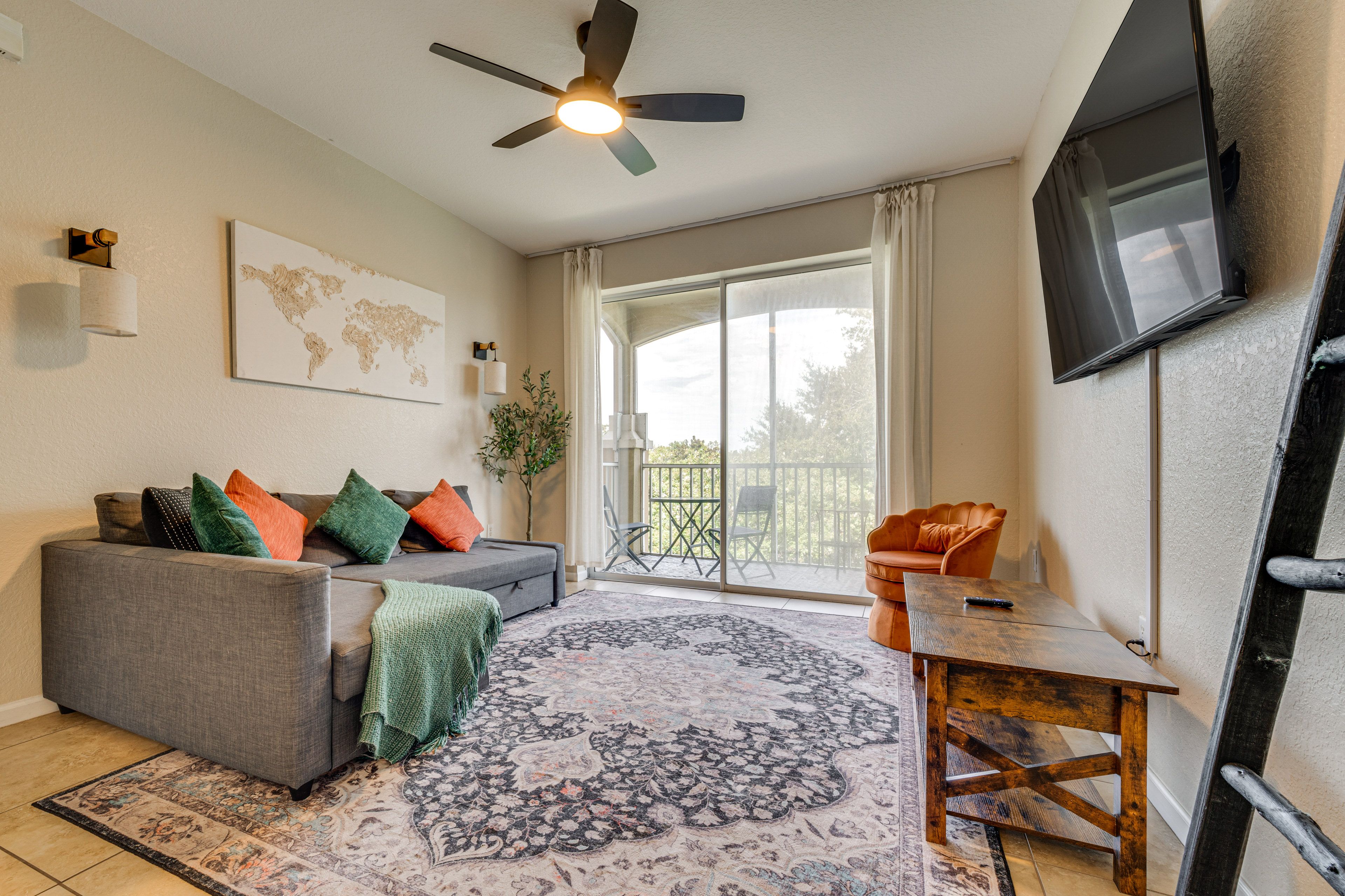 Living Room | Queen Sleeper Sofa | Smart TV | Board Games | Free WiFi