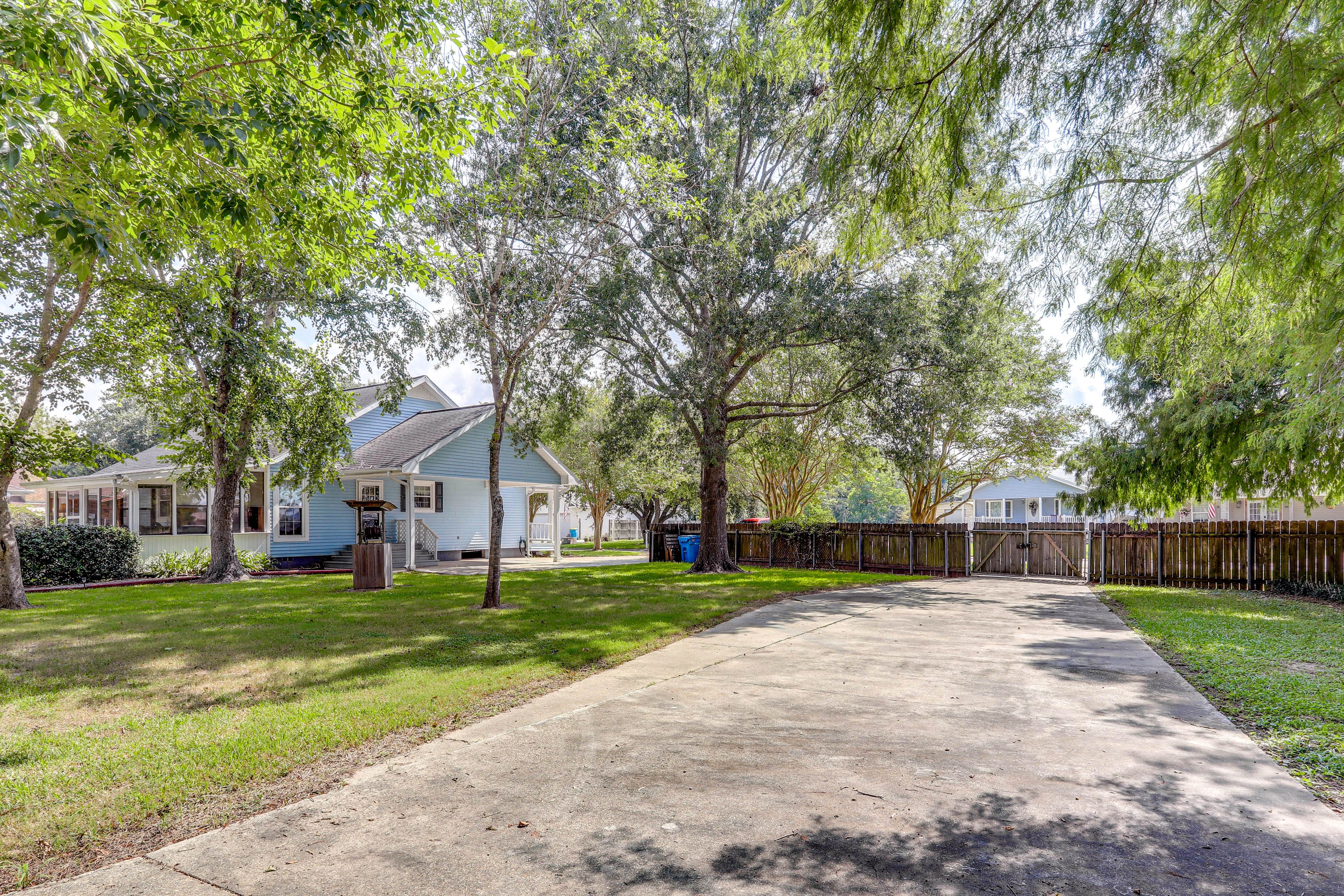 Parking | Driveway (7 Vehicles)