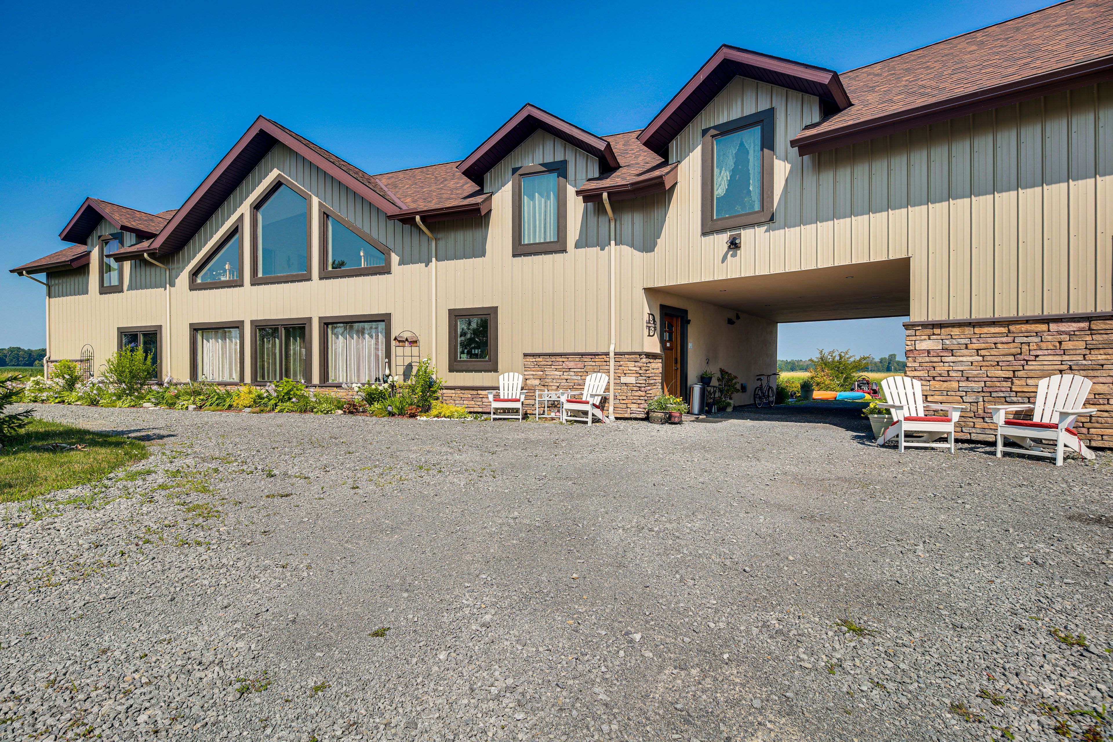 Parking | Gravel Driveway (10 Vehicles)