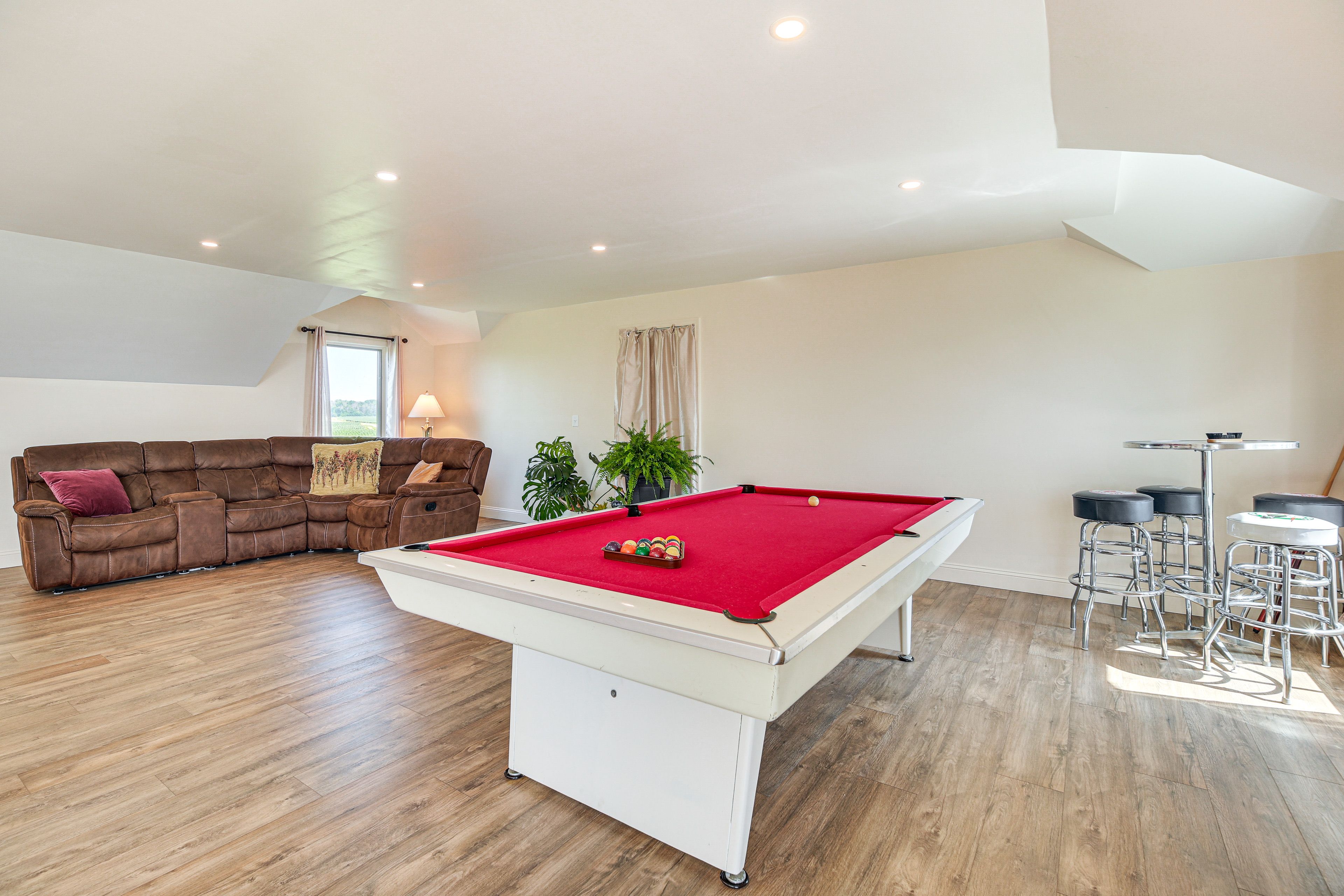 Loft | Pool Table | Free WiFi | 2nd Floor