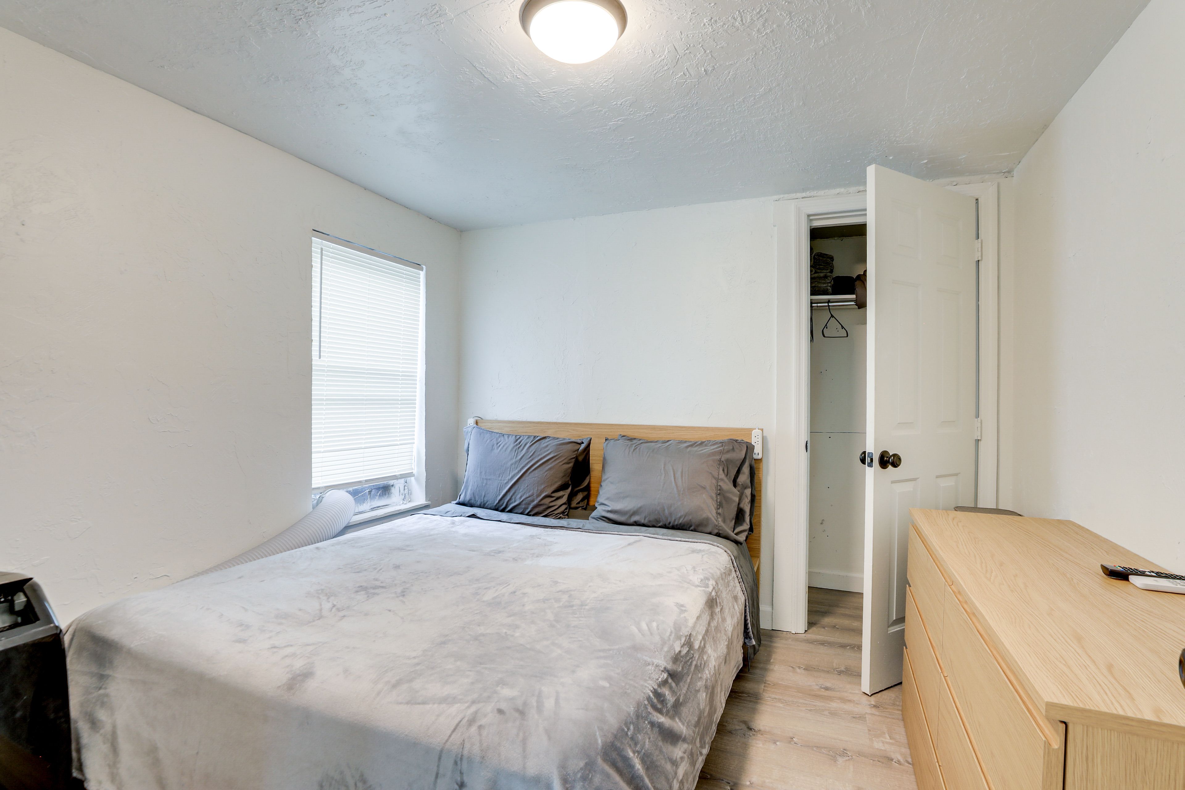 Bedroom | Queen Bed | Linens