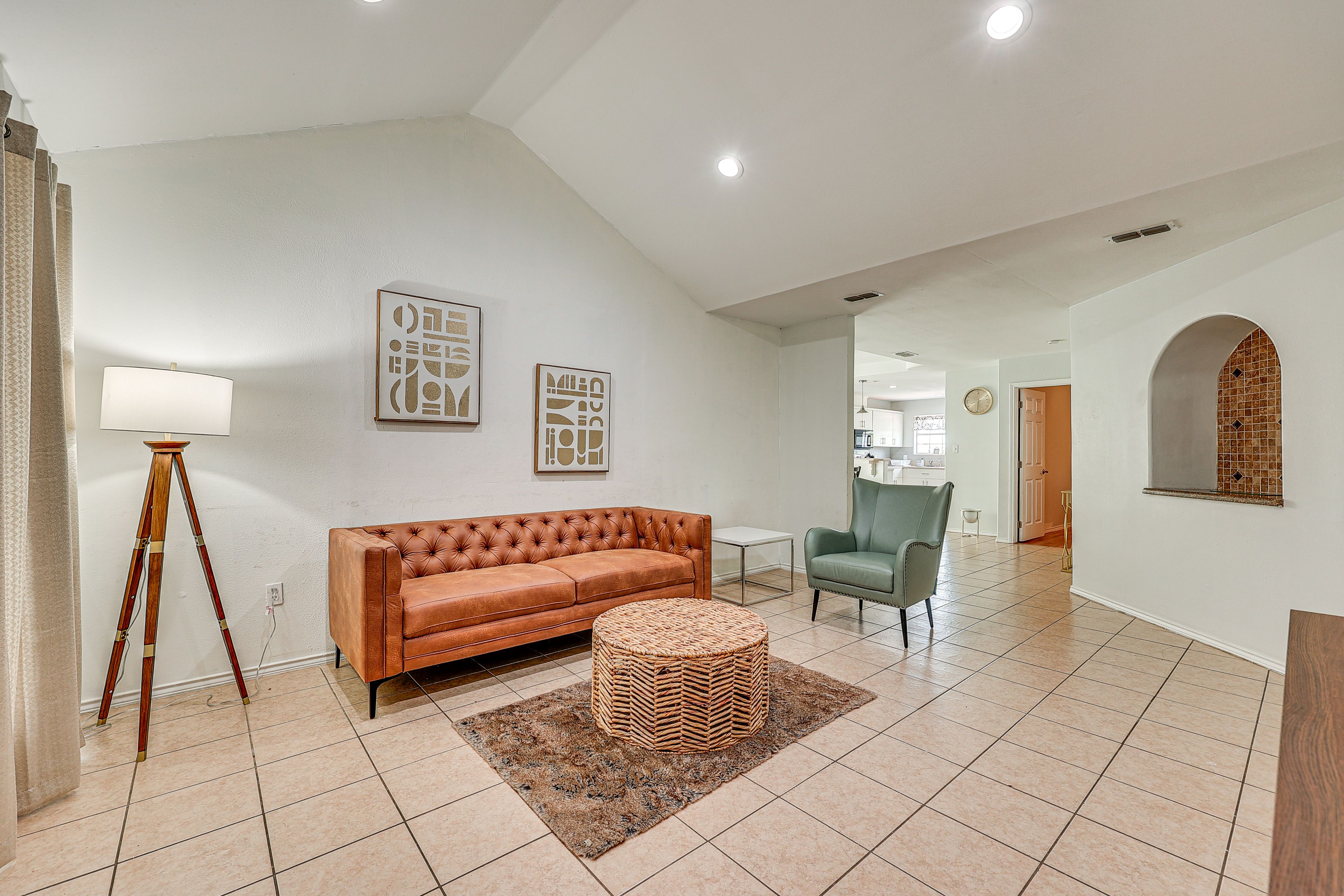 Living Room | Free WiFi | Central Heating & A/C | Smart TV