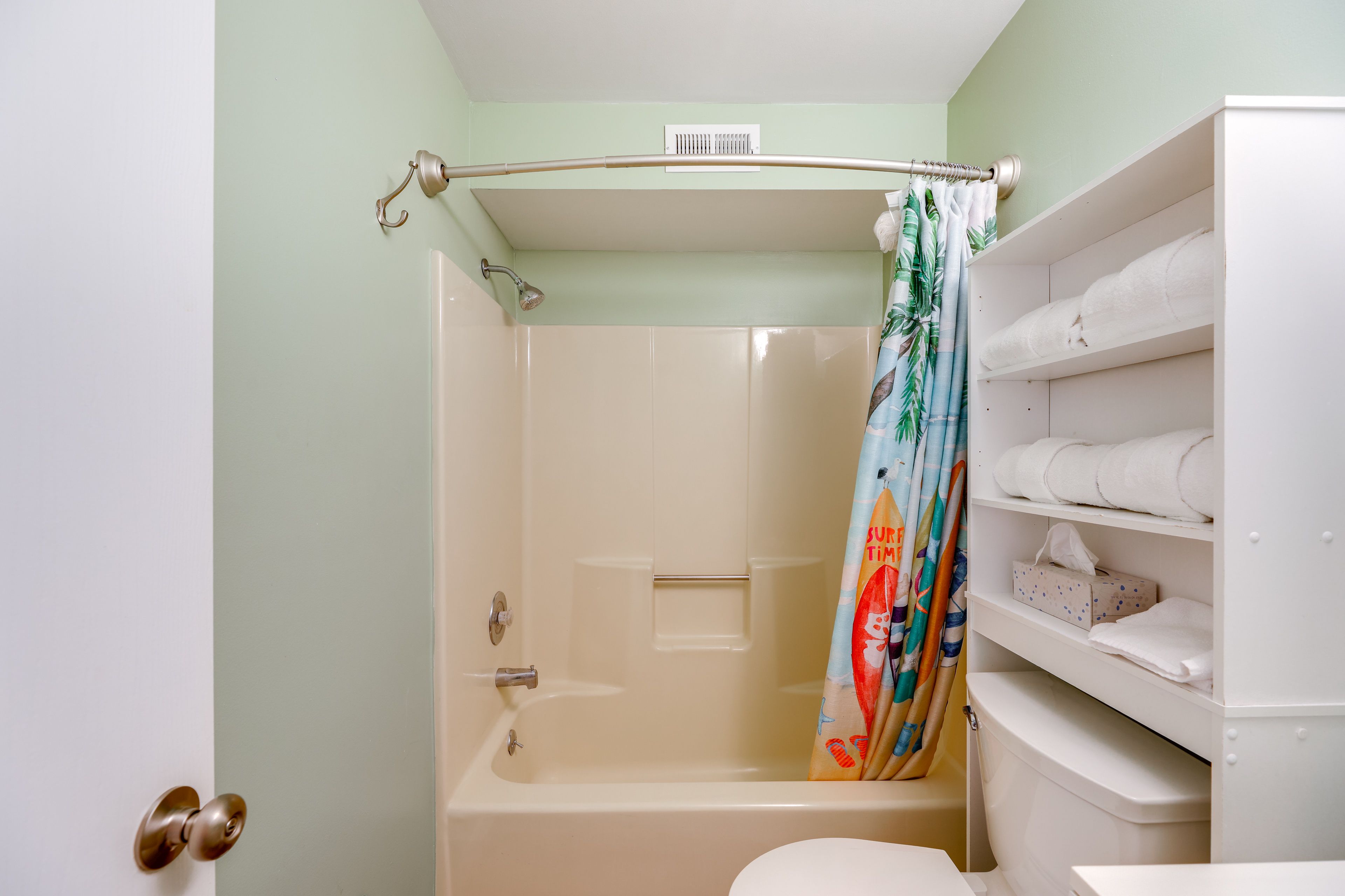 Full Bathroom | Towels Provided