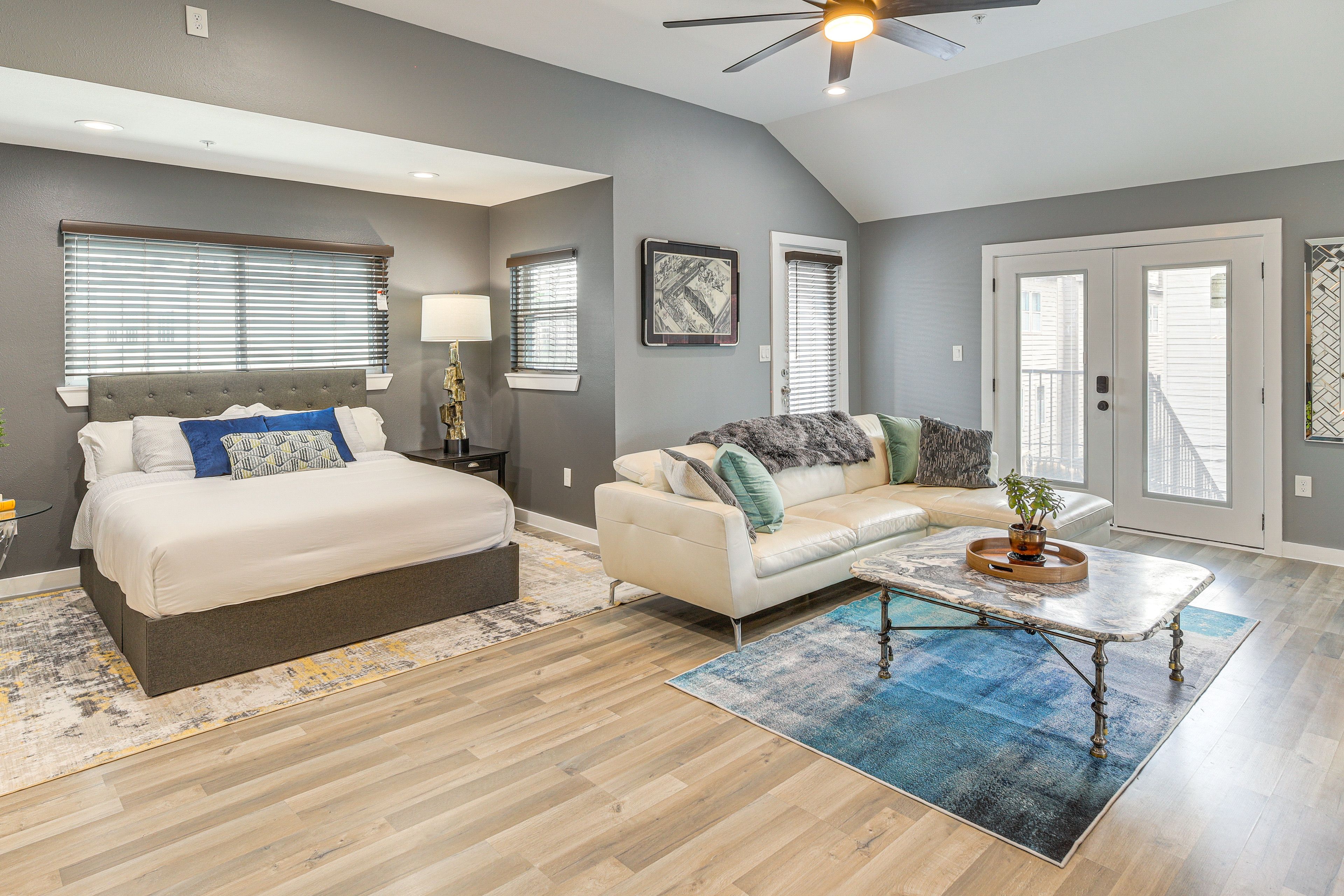 Studio | Queen Bed