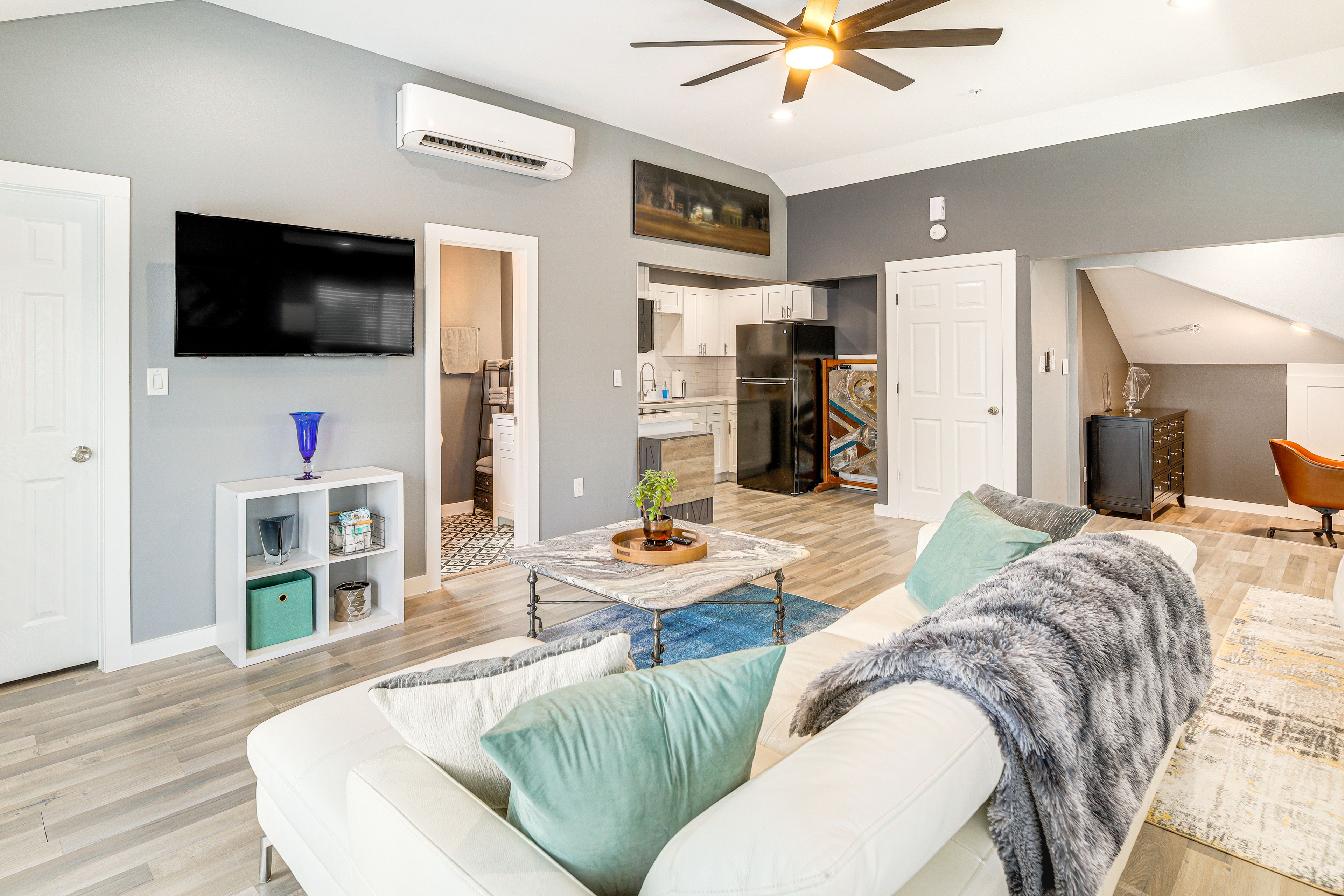 Living Area | Smart TV | Free WiFi | Central A/C & Heating