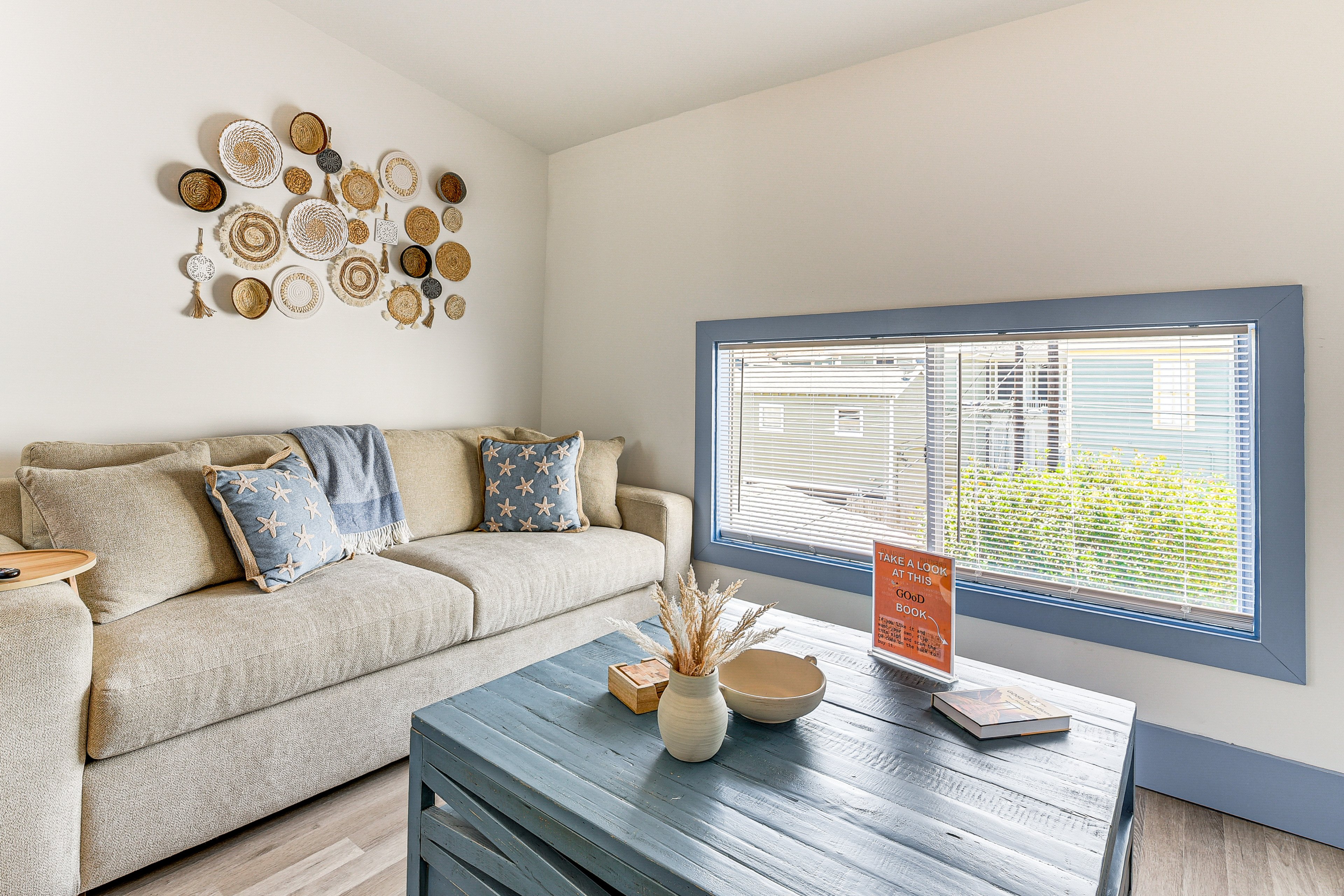 Living Room | Queen Sleeper Sofa | Smart TV | Free WiFi