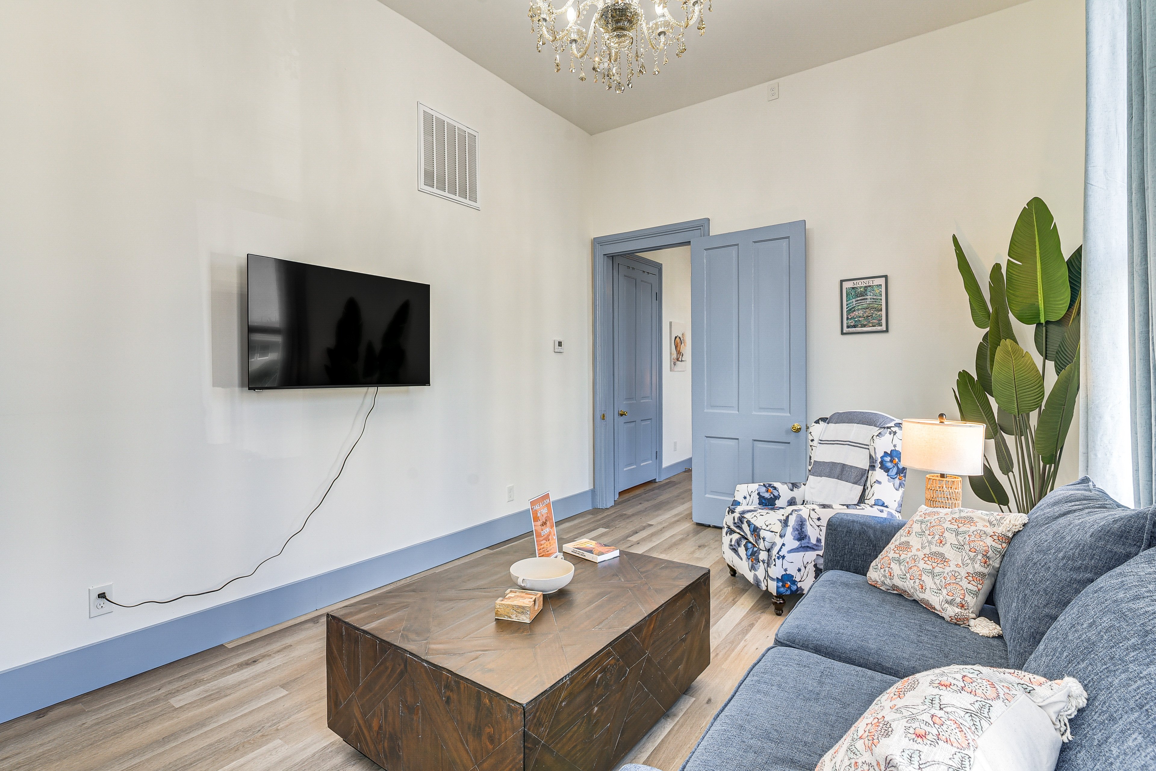 Living Room | Queen Sleeper Sofa | Smart TV | Free WiFi