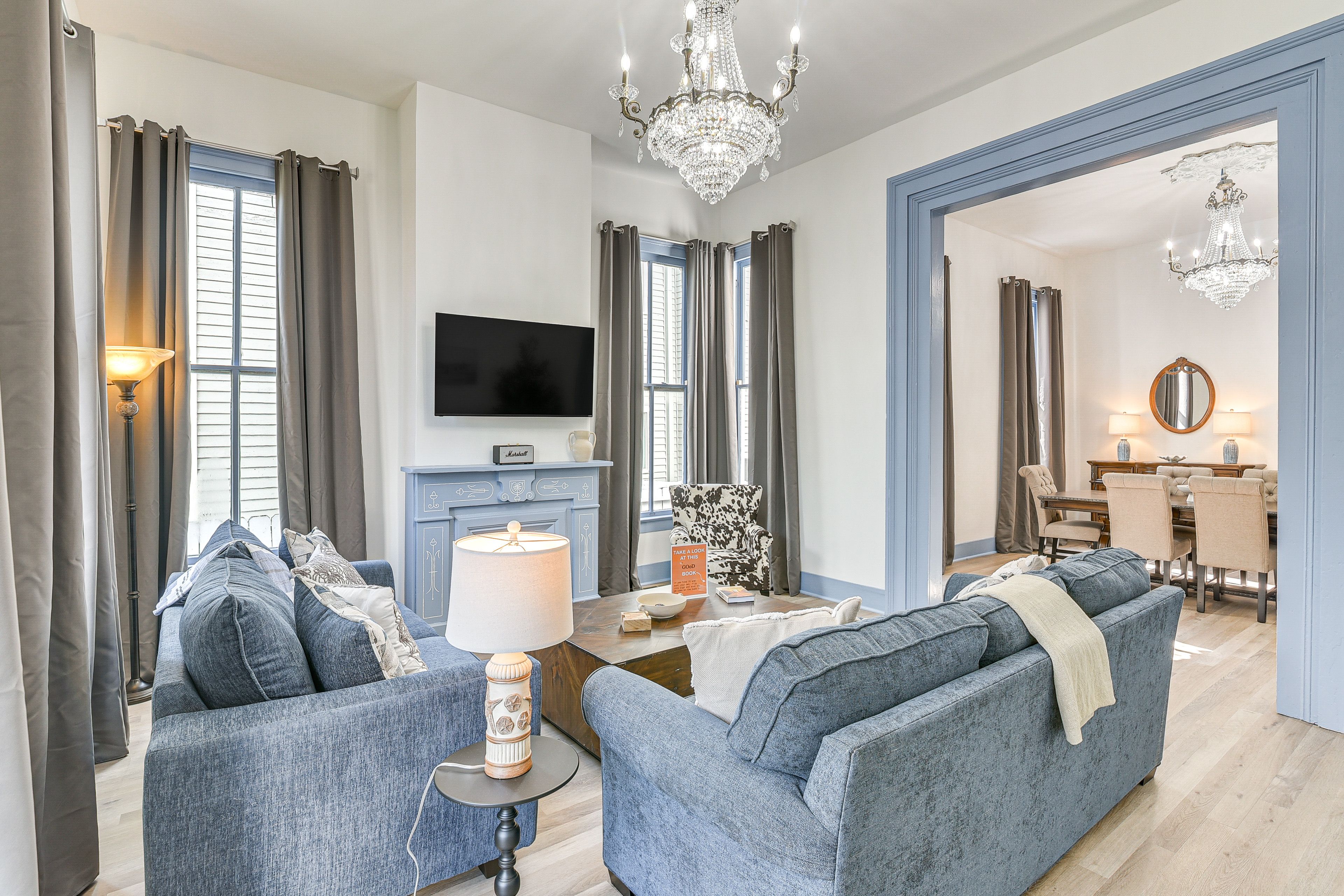 Living Room | 2 Queen Sleeper Sofas | Smart TV | Free WiFi