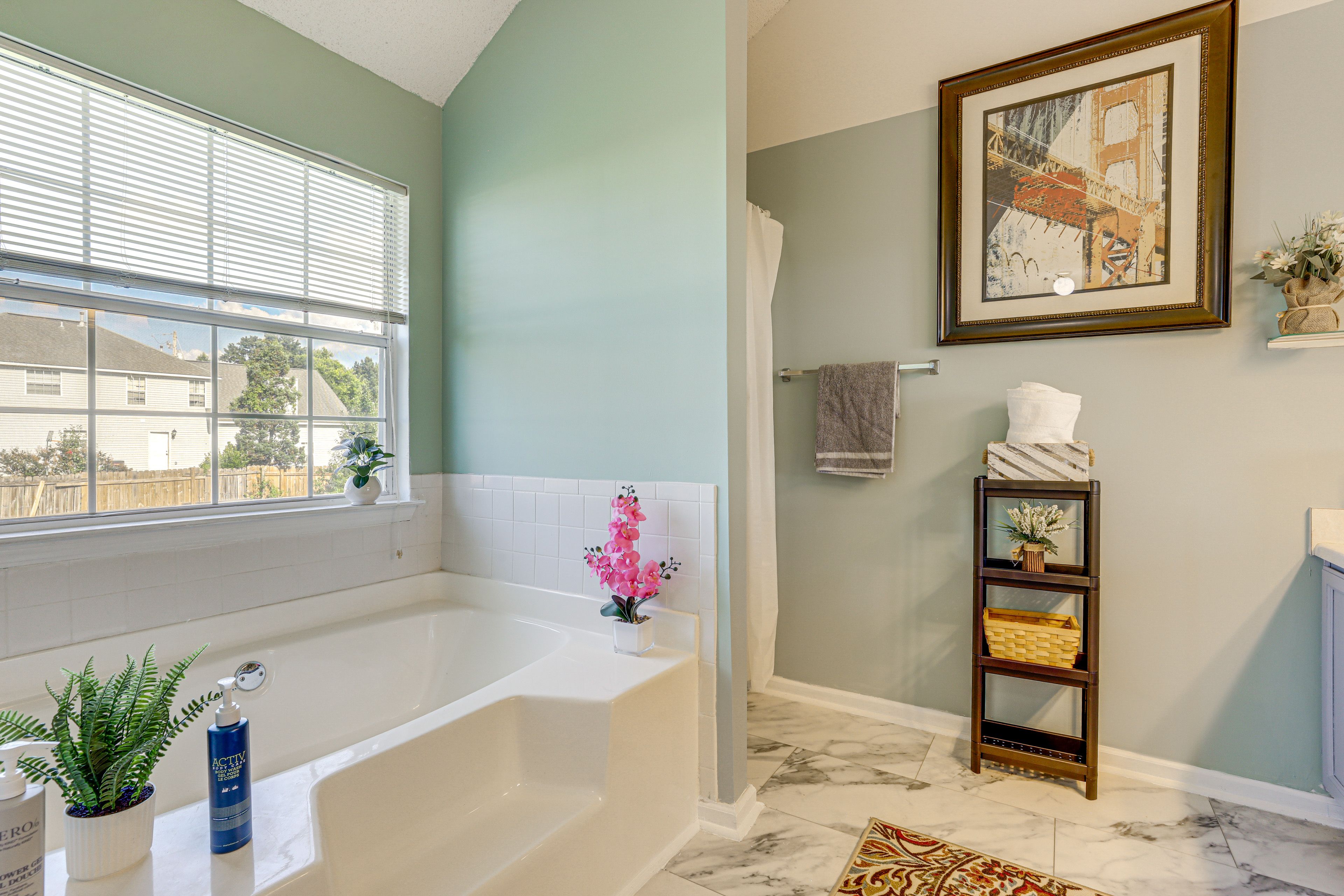 Full Bathroom | 2nd Floor | Complimentary Toiletries