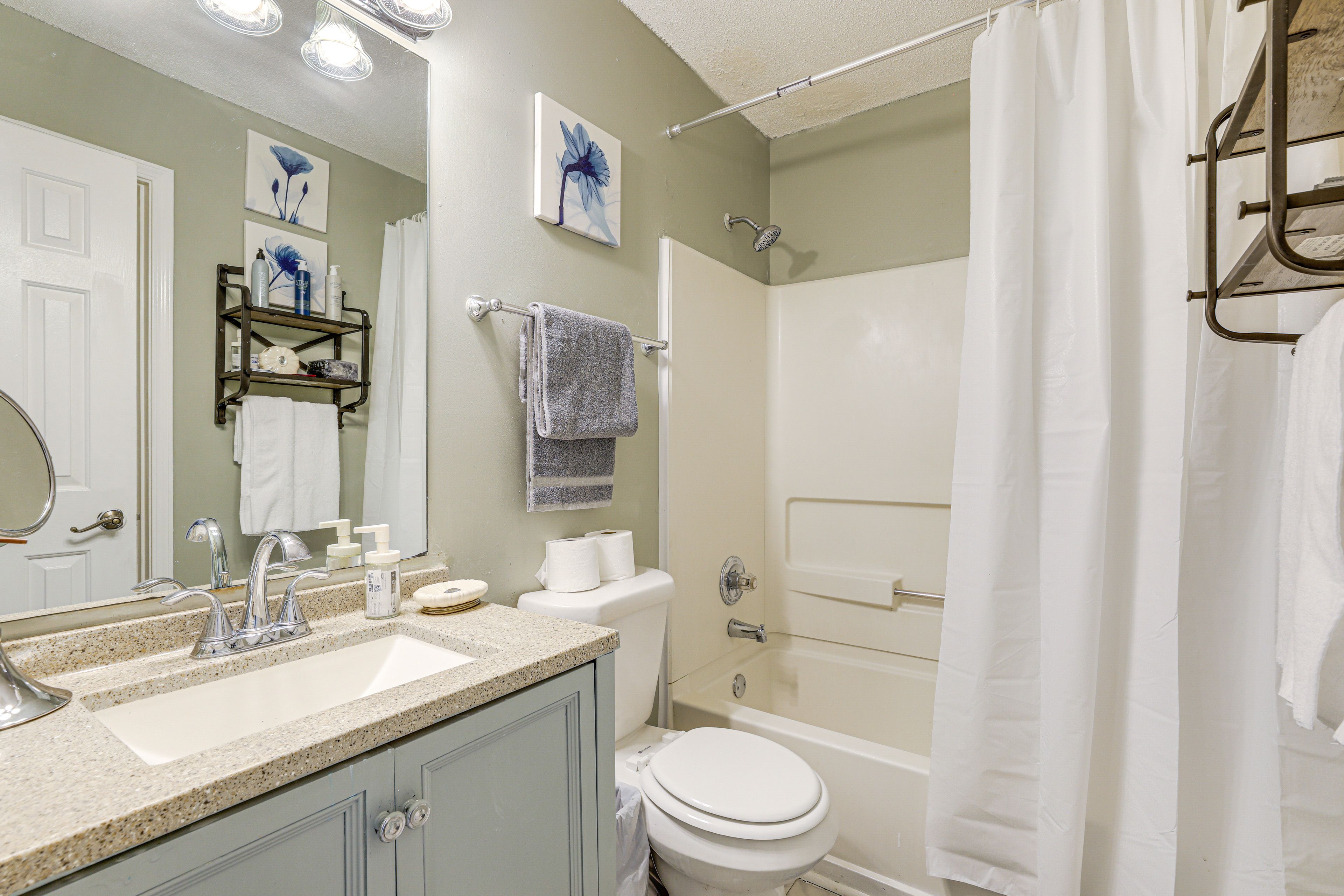 Full Bathroom | 1st Floor | Towels Provided