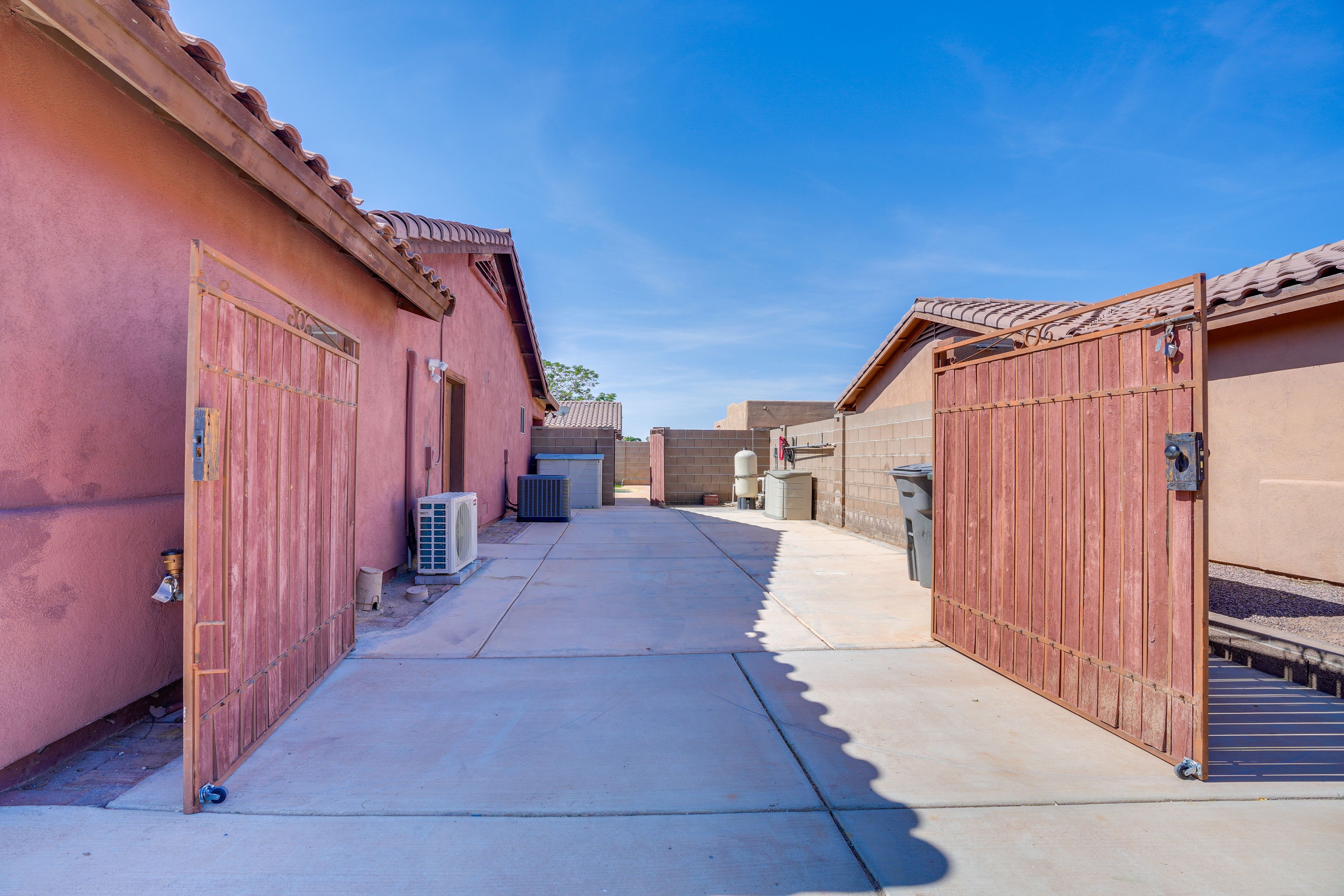 Parking | Driveway (4 Vehicles) | RV/Trailer/Boat Parking Allowed | Free Street