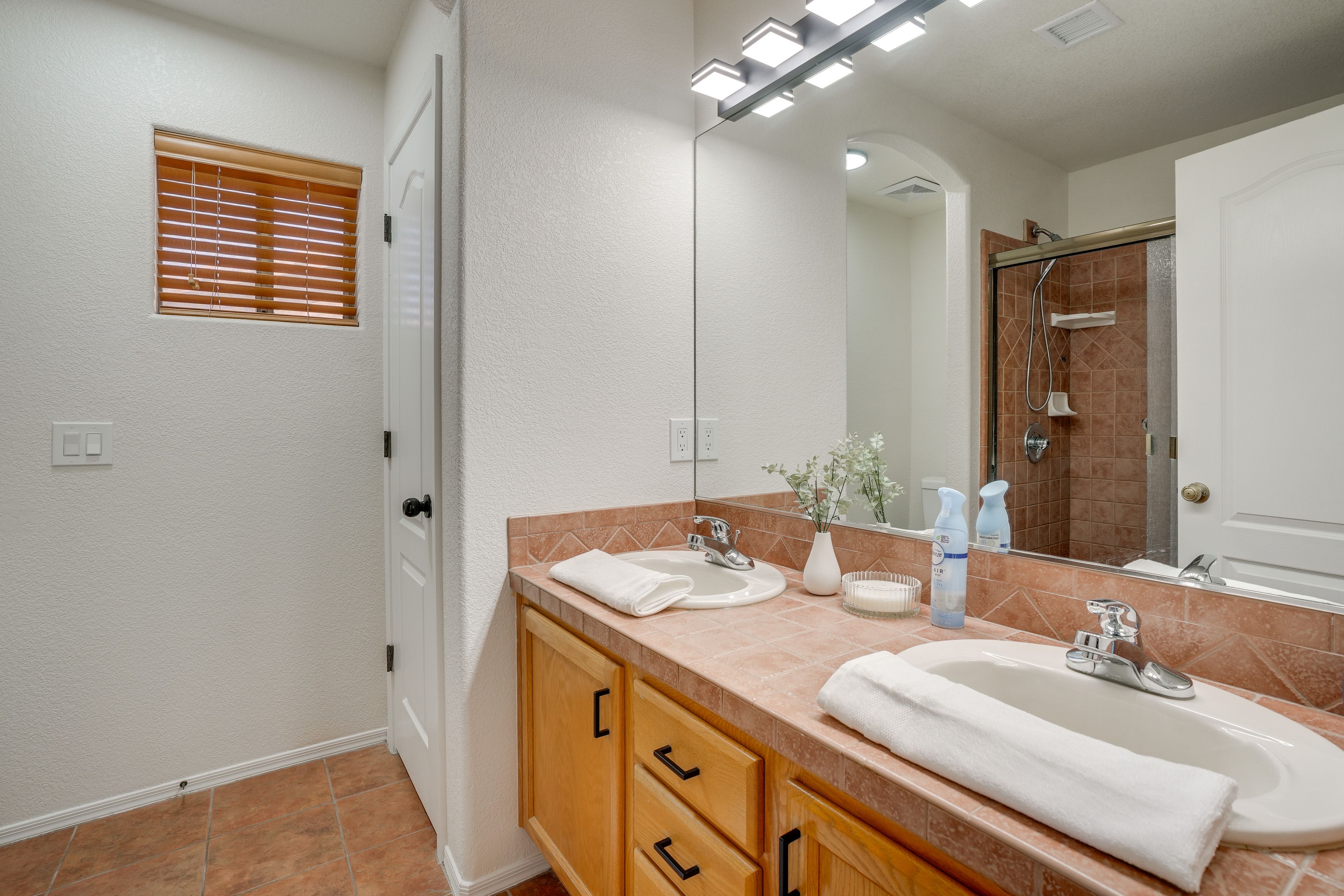 Full Bathroom | Towels Provided