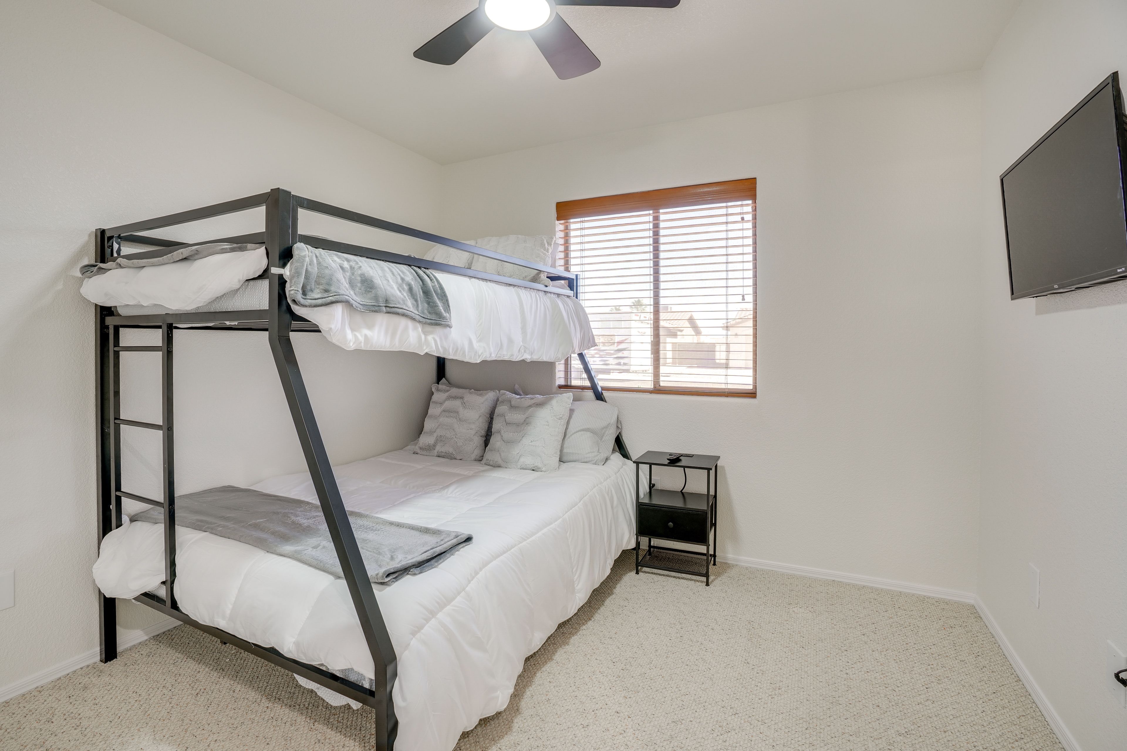 Bedroom 3 | Twin/Full Bunk Bed