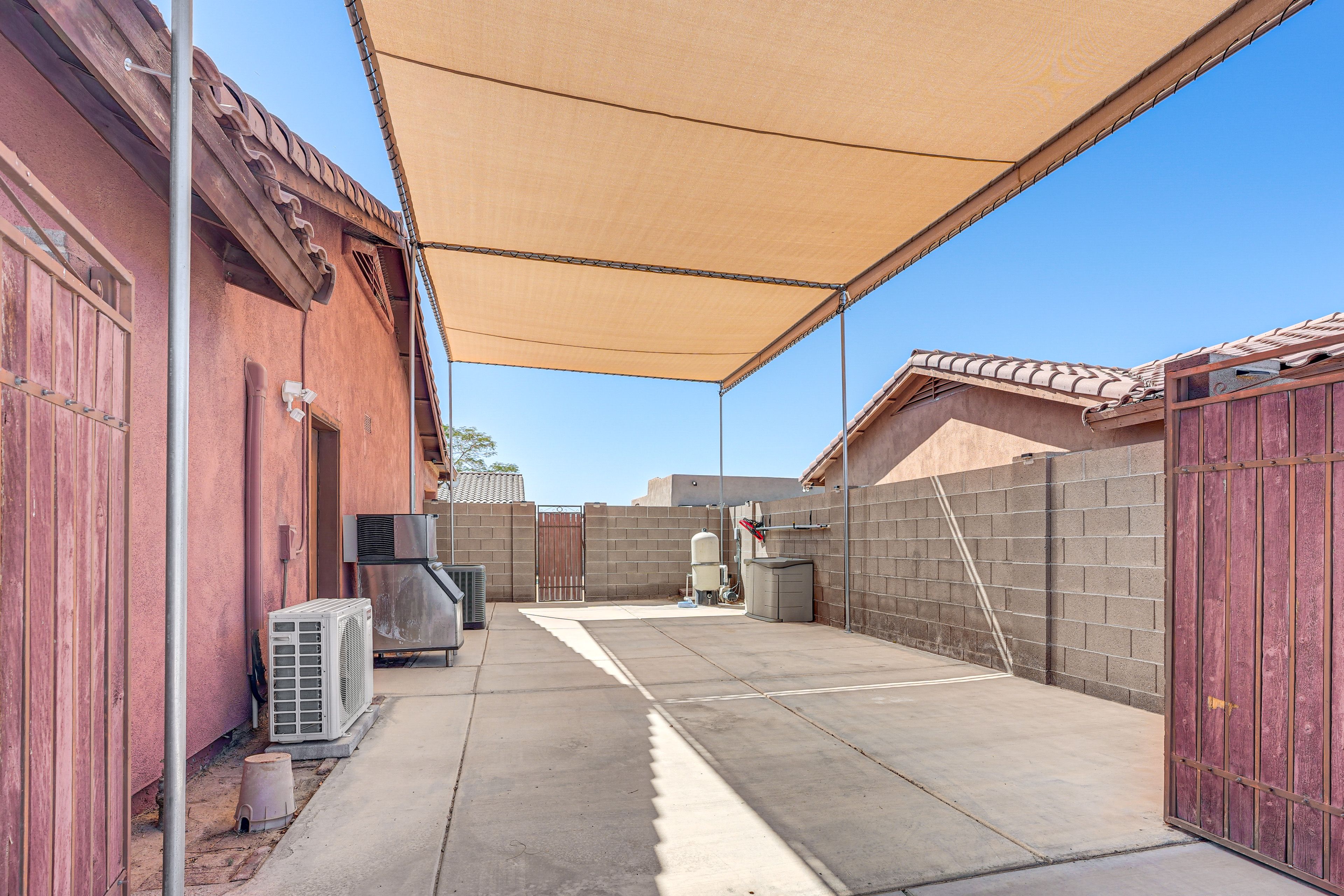 Parking | Driveway (4 Vehicles) | RV/Trailer/Boat Parking Allowed | Free Street