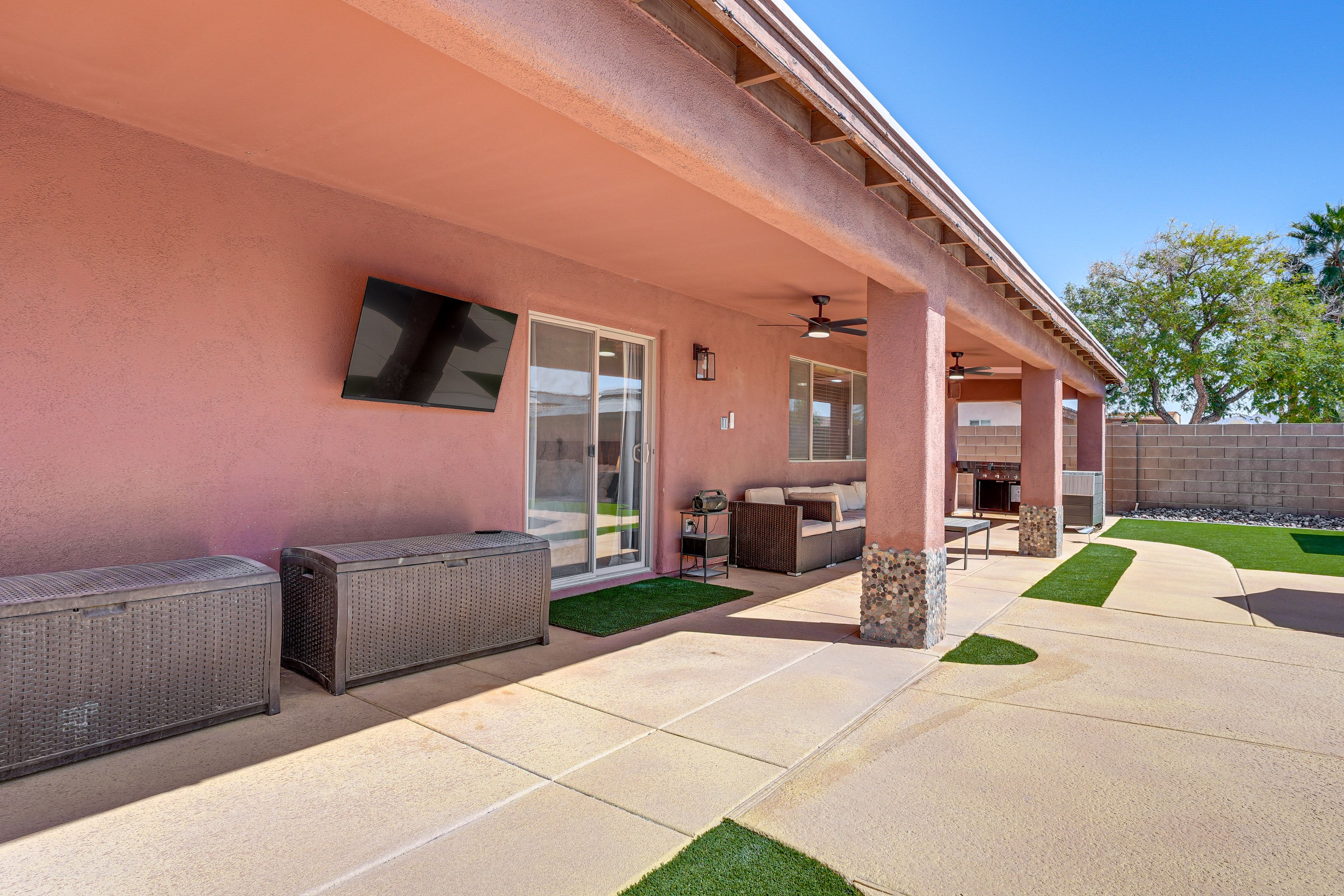 Private Backyard Oasis | Outdoor Shower | Gas Grill | Fire Pit