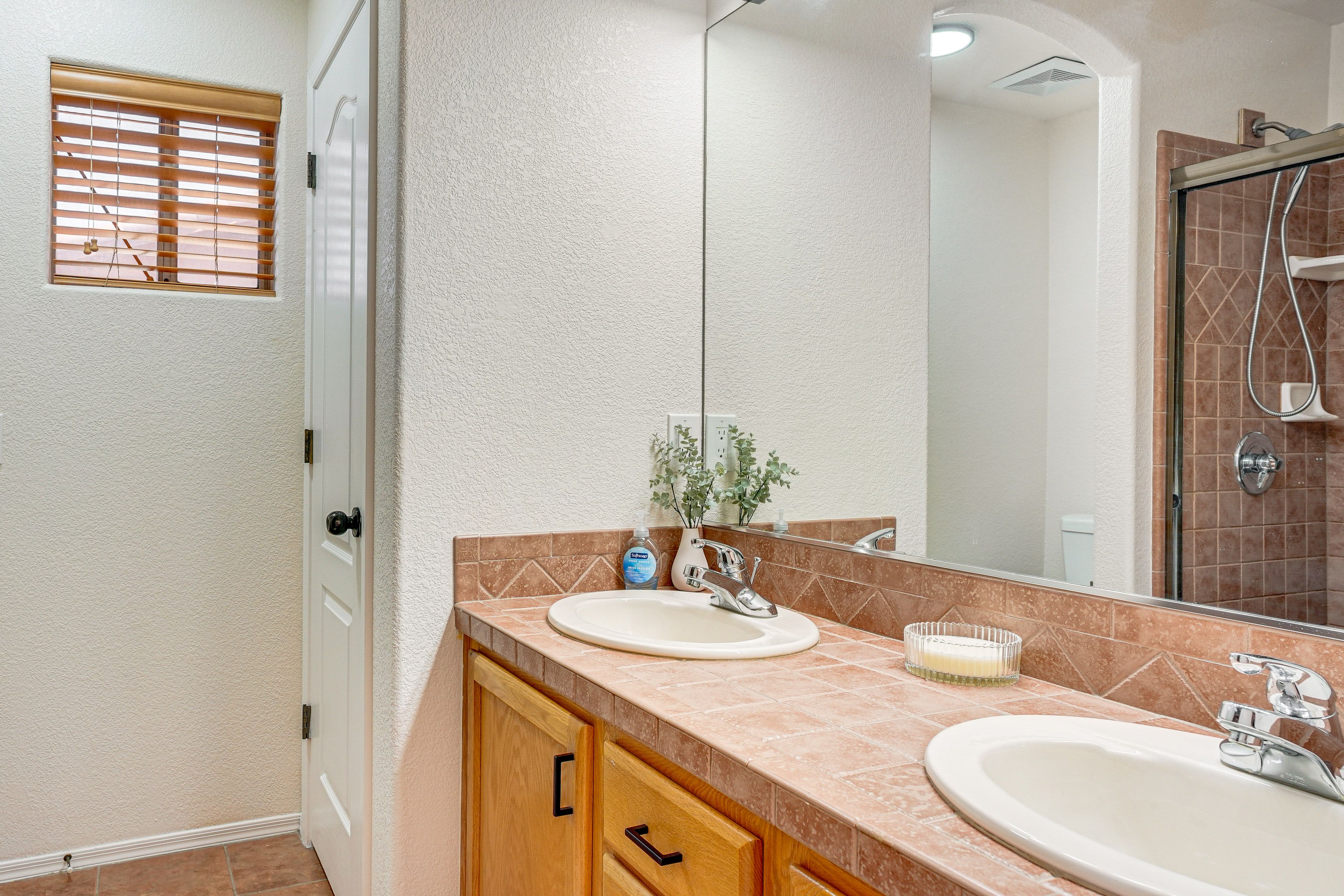 Full Bathroom | Towels Provided