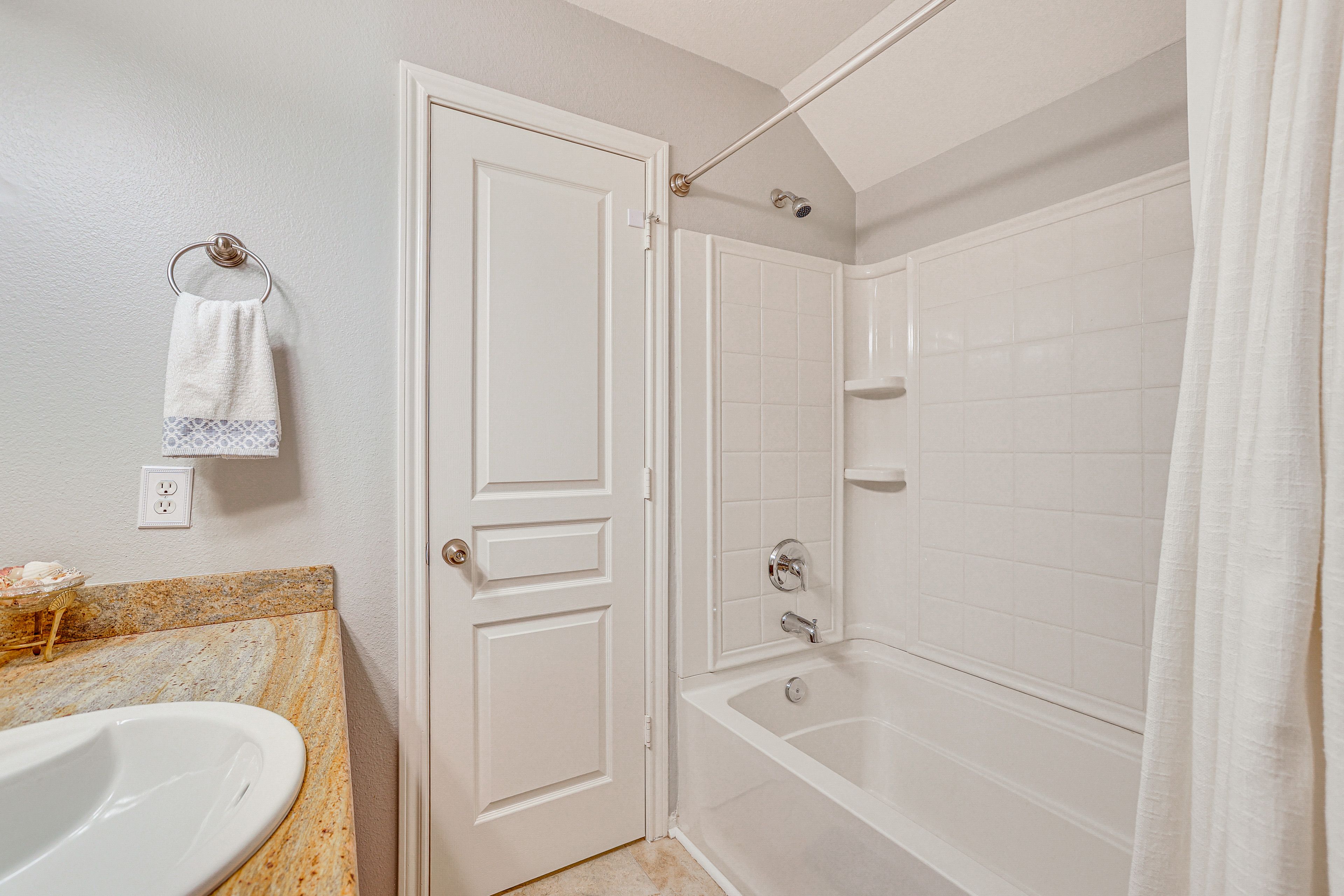 Full Bathroom | 2nd Floor