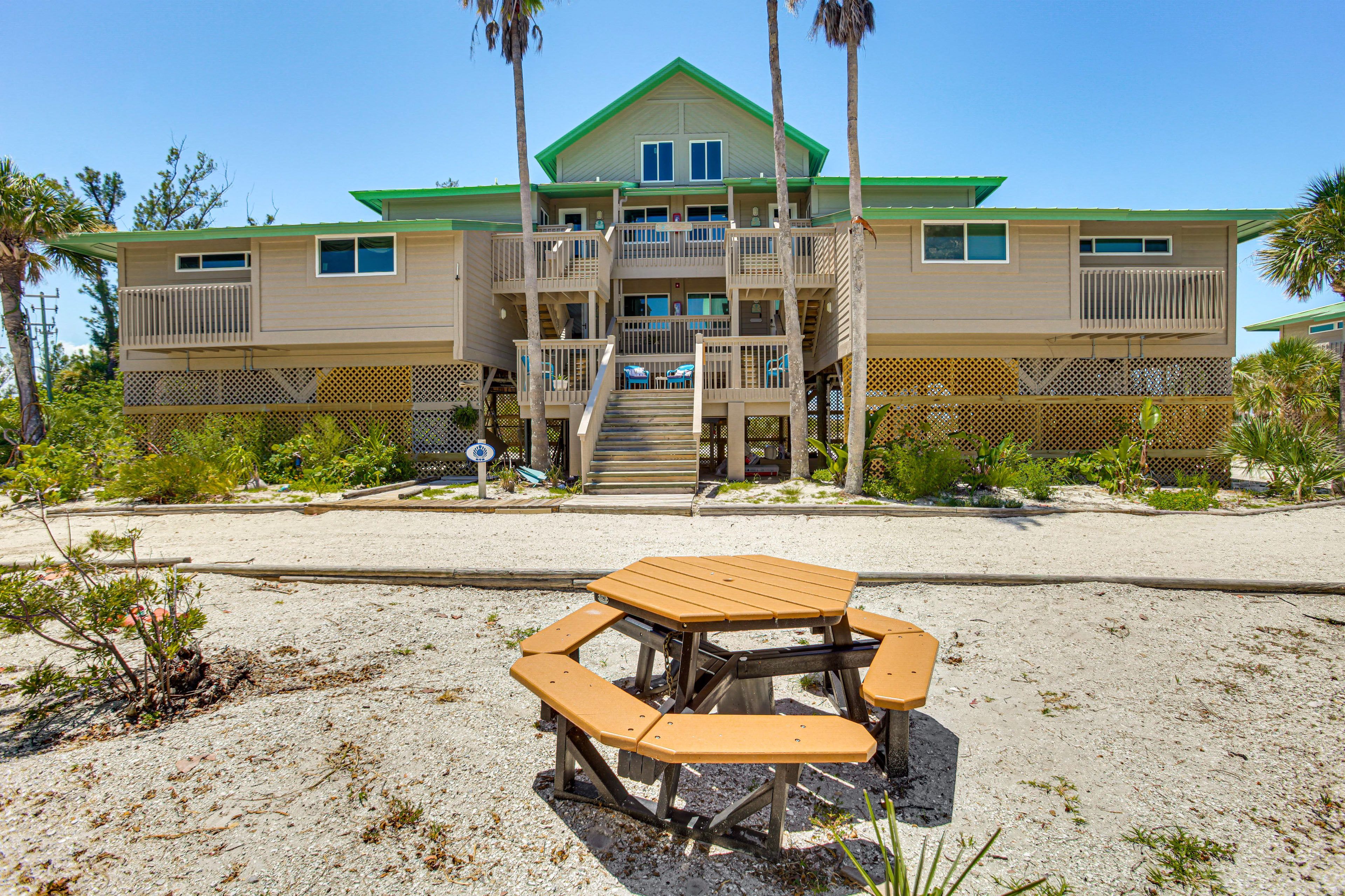 Placida Beach Condos | Community Amenities | Picnic & Grilling Area