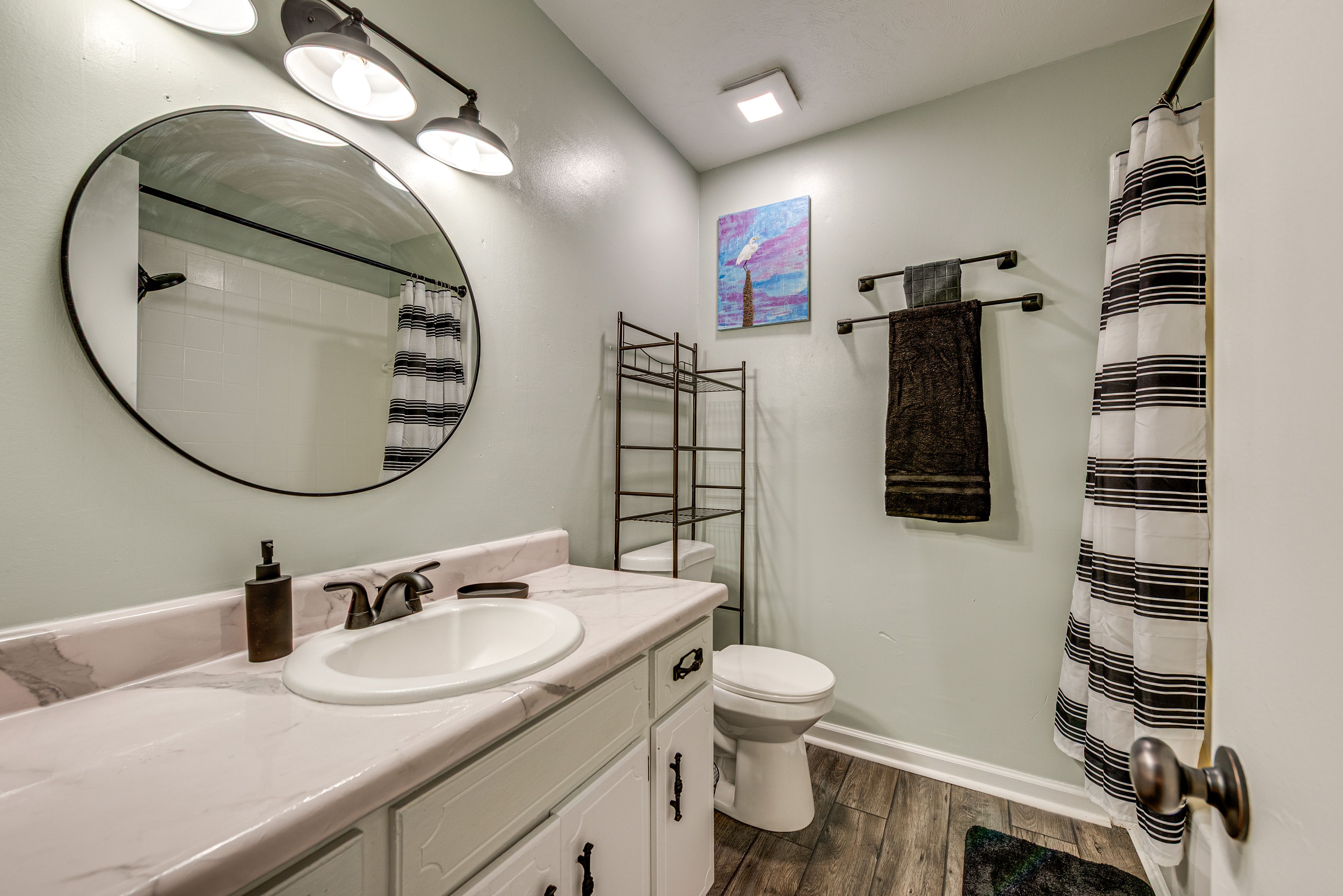 Full Bathroom | Towels Provided