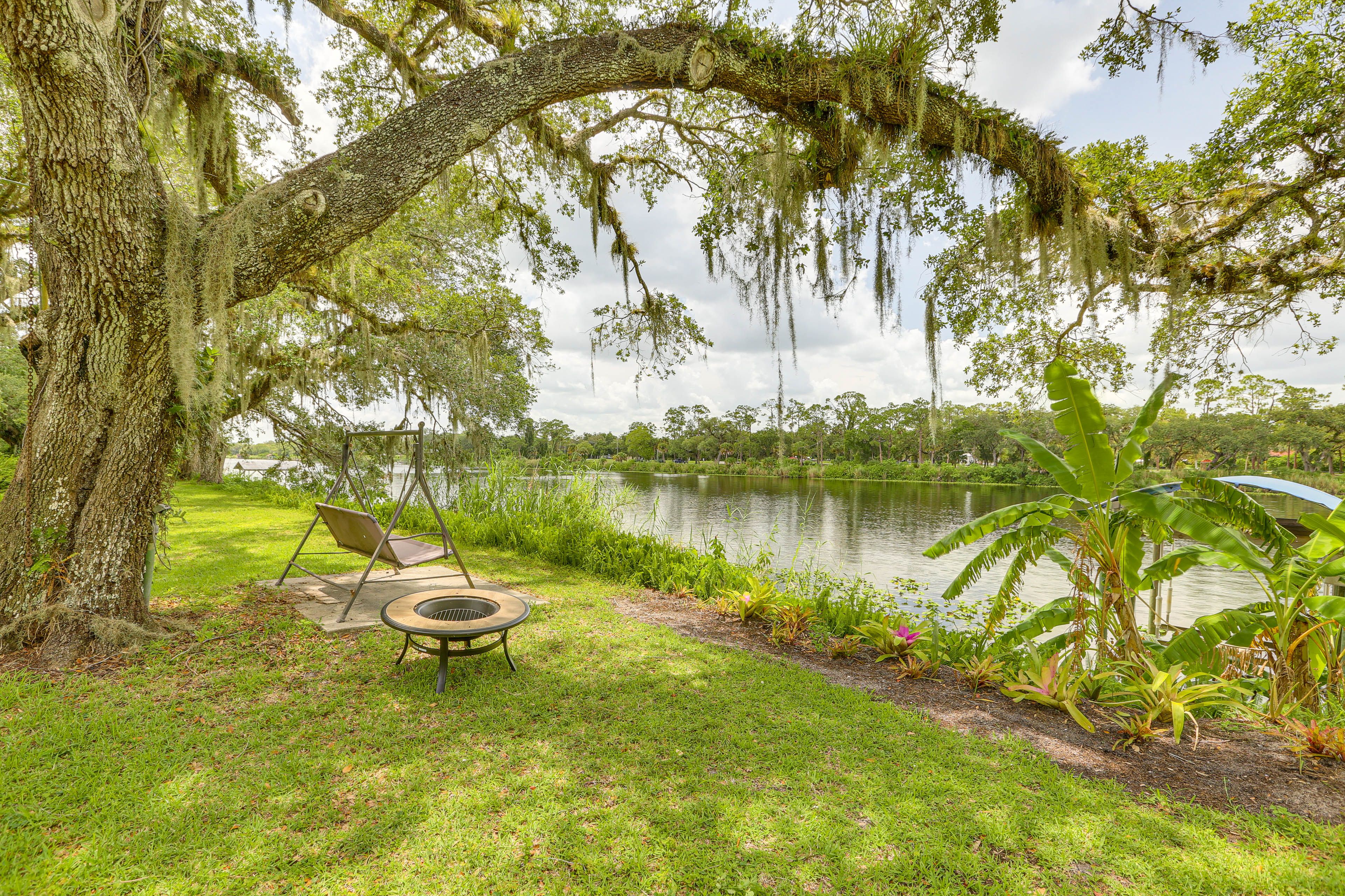 LaBelle Vacation Rental | 2BR | 2BA | 1,200 Sq Ft | 3 Steps Required