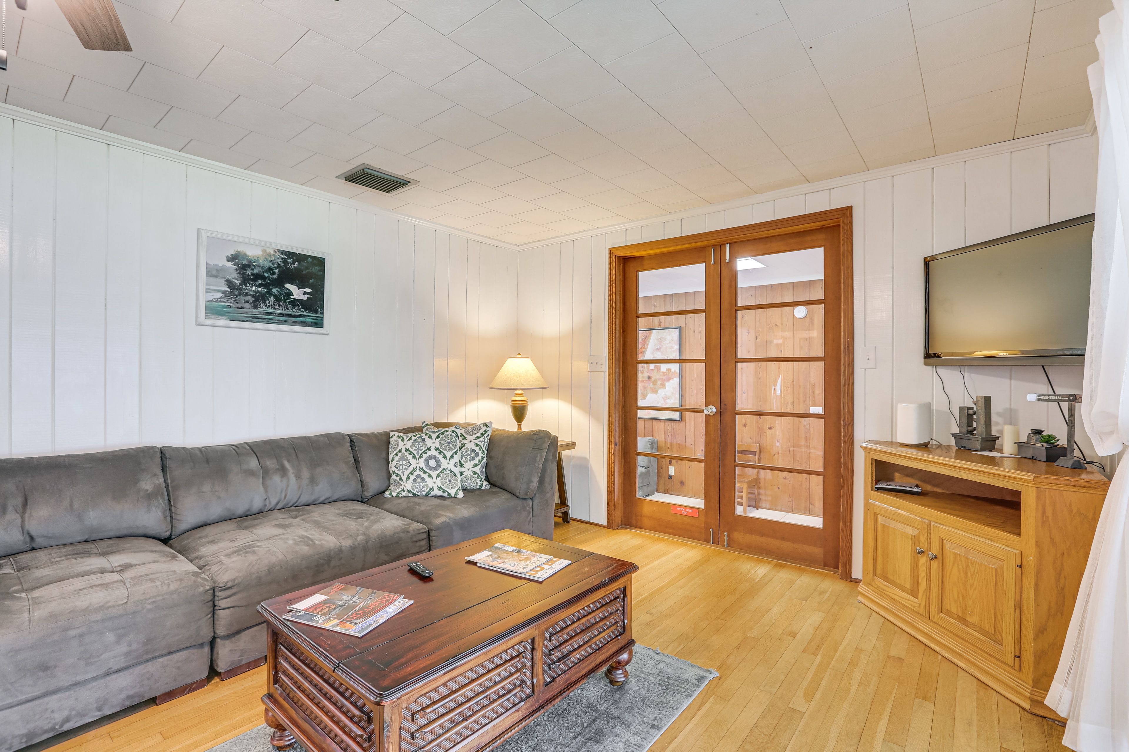 Living Room | Smart TV | Books/Board Games