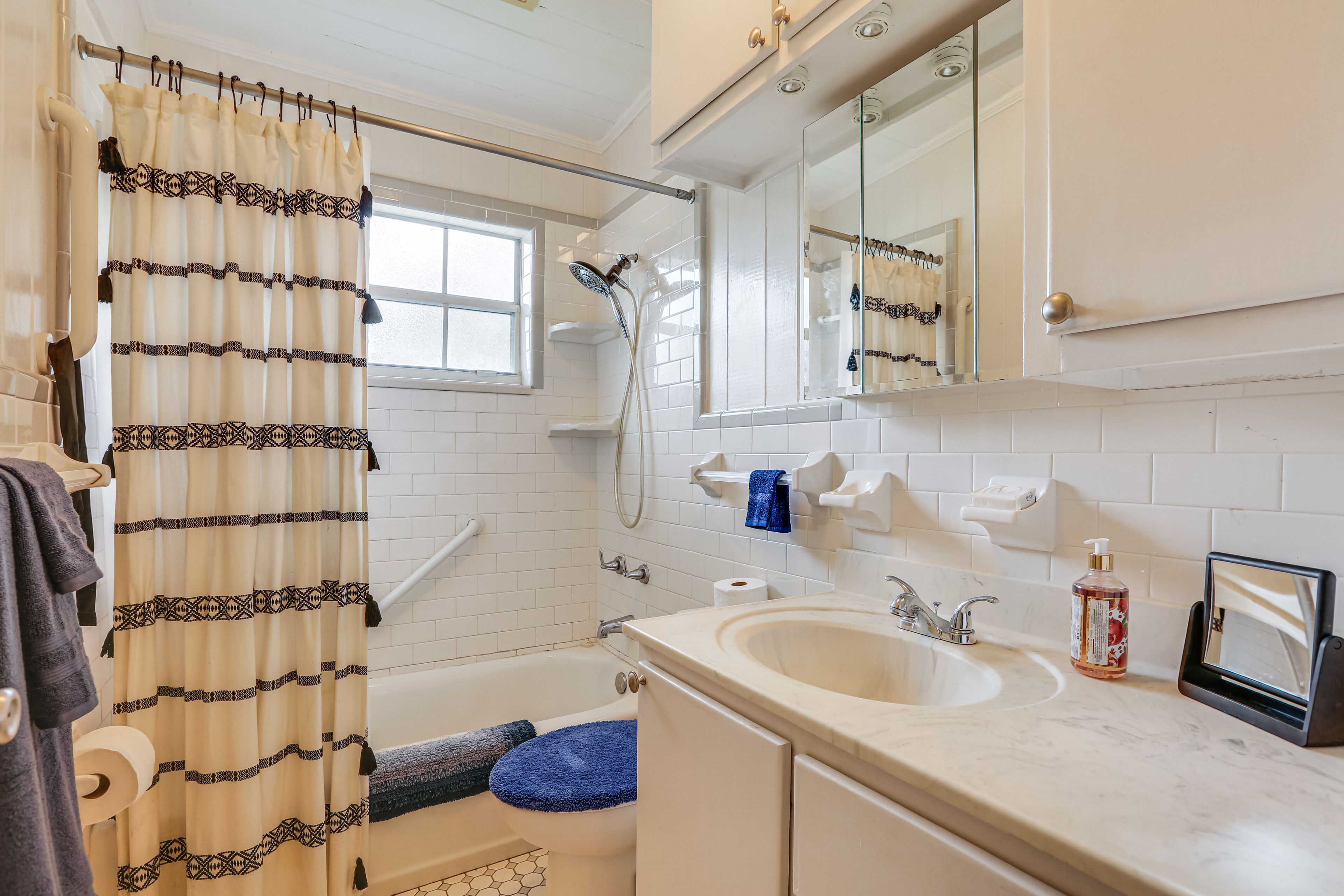 Full Bathroom | Towels Provided