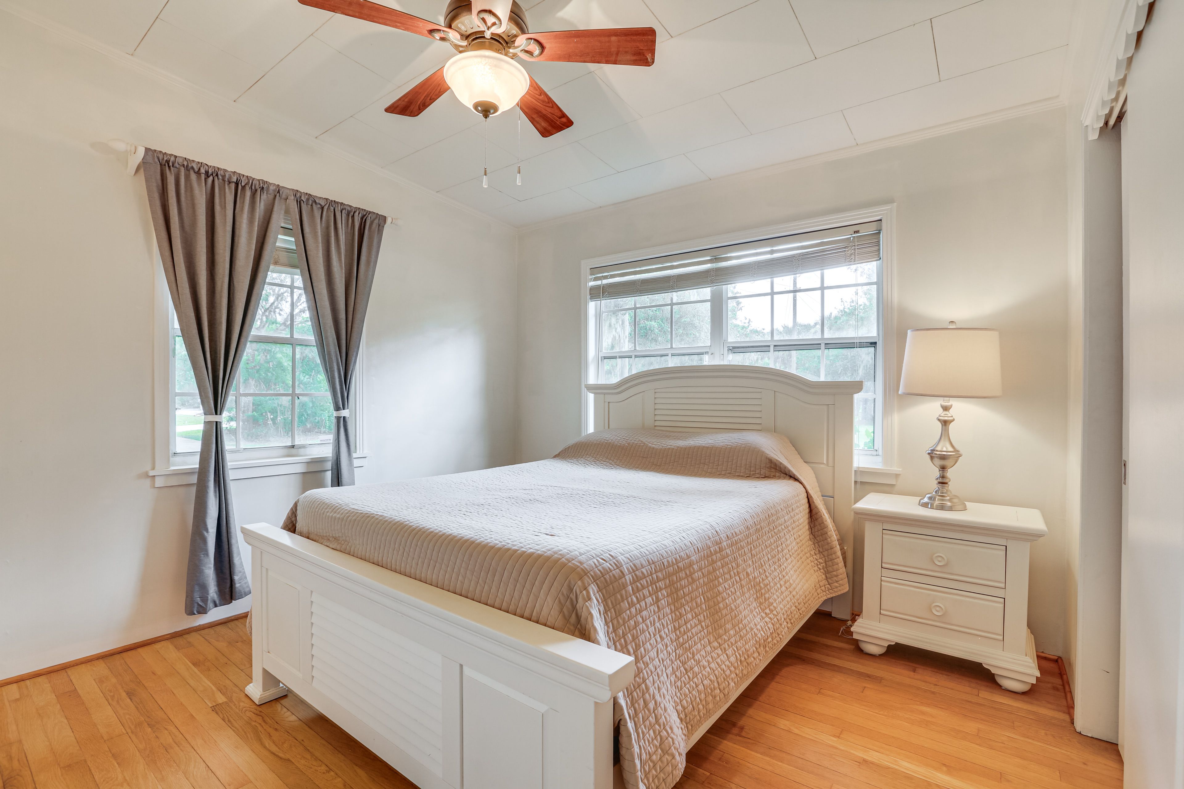 Bedroom 1 | Queen Bed