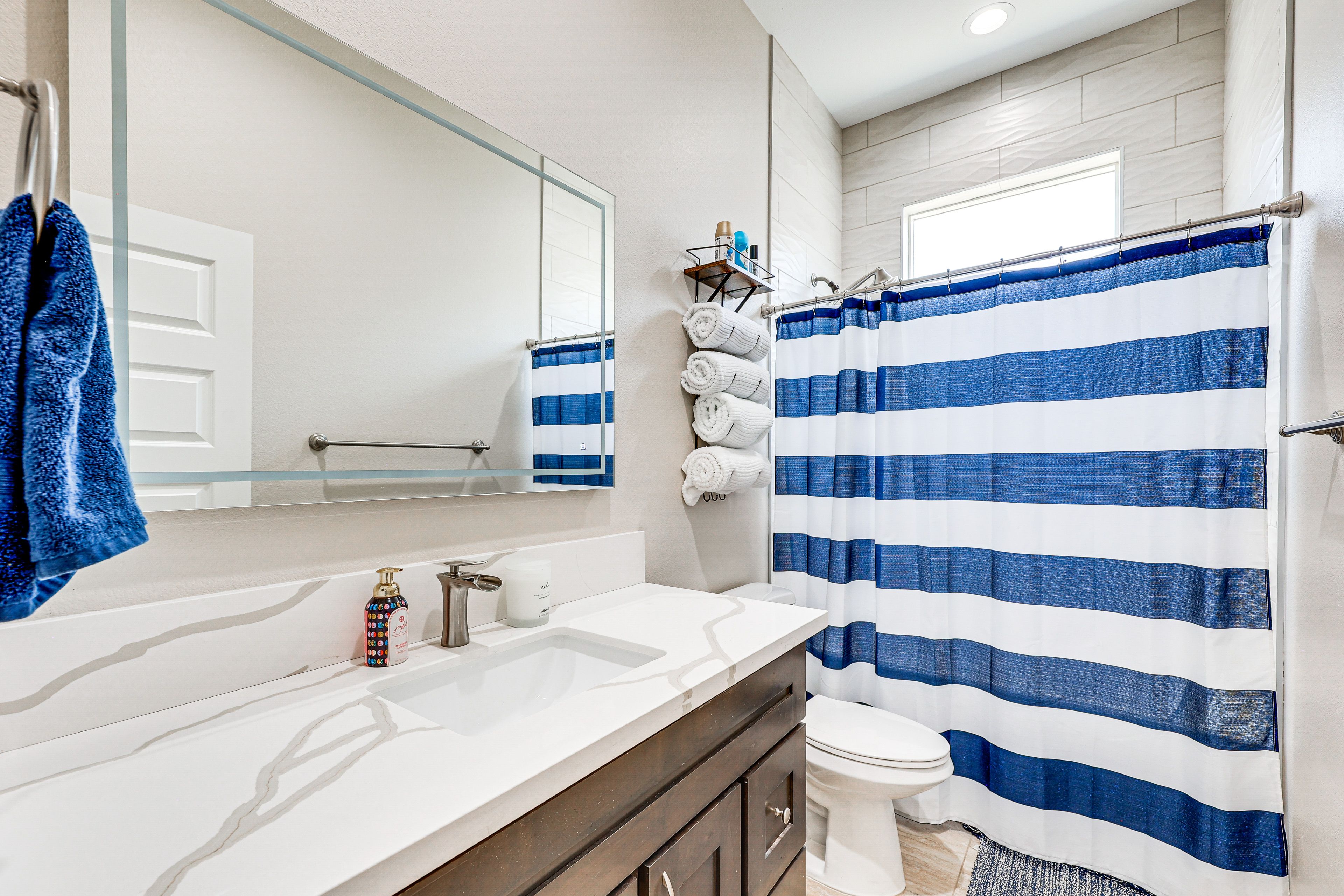Full Bathroom | Complimentary Toiletries