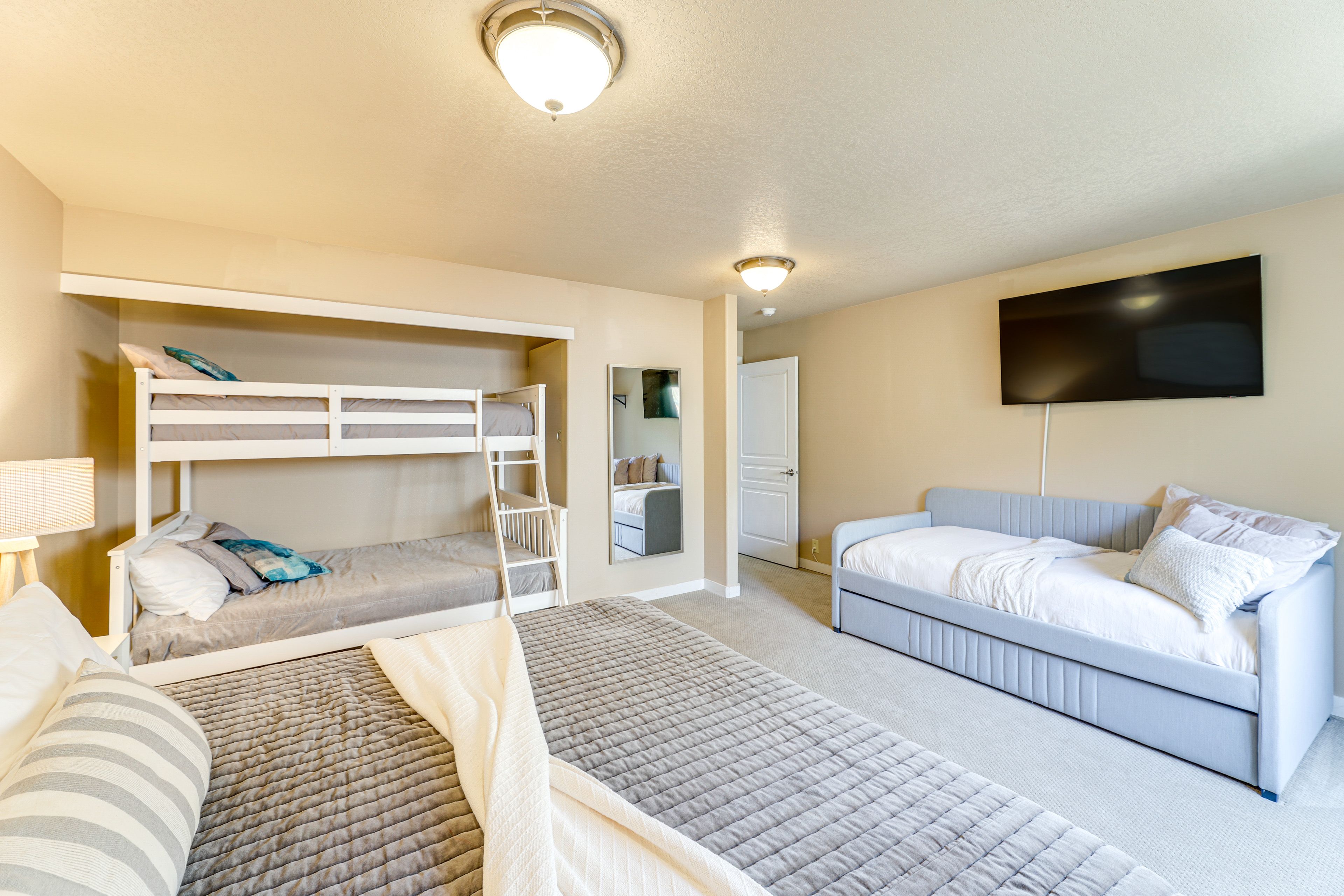 Bedroom 3 | Twin Daybed w/ Twin Trundle