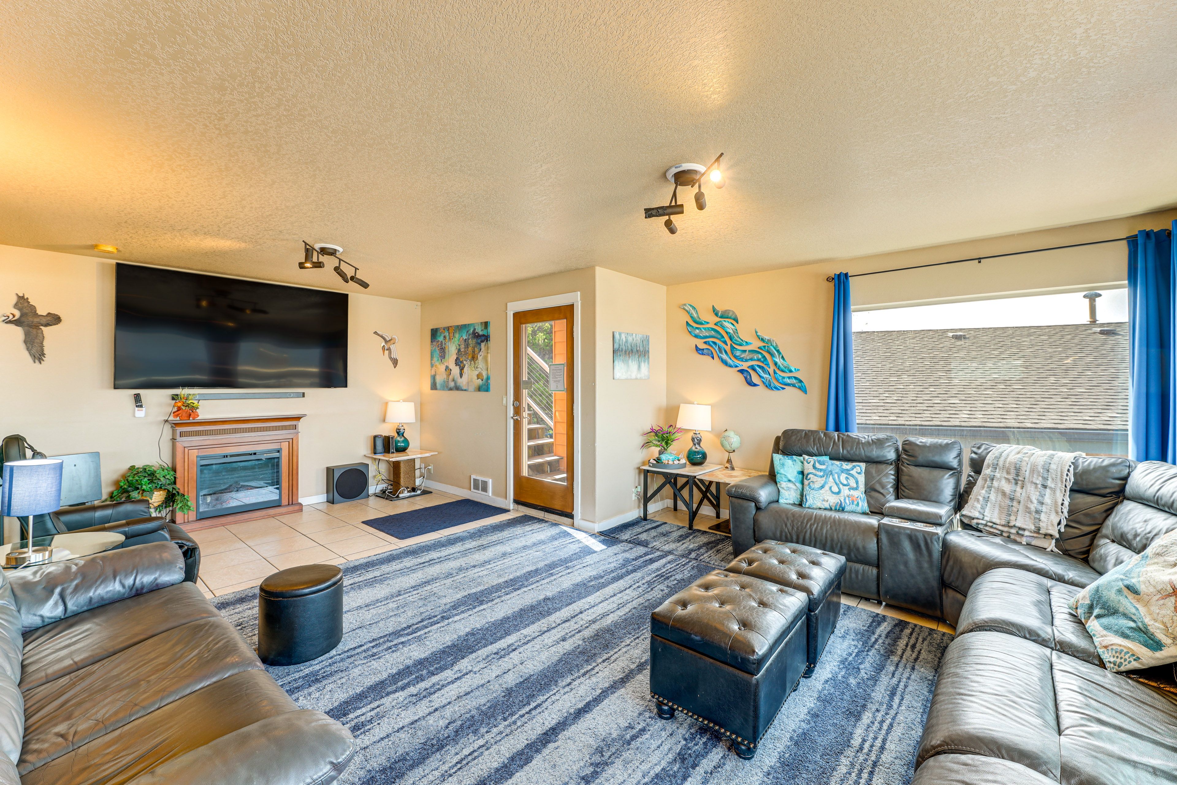 Living Room | Smart TV | Free WiFi | Central A/C & Heating