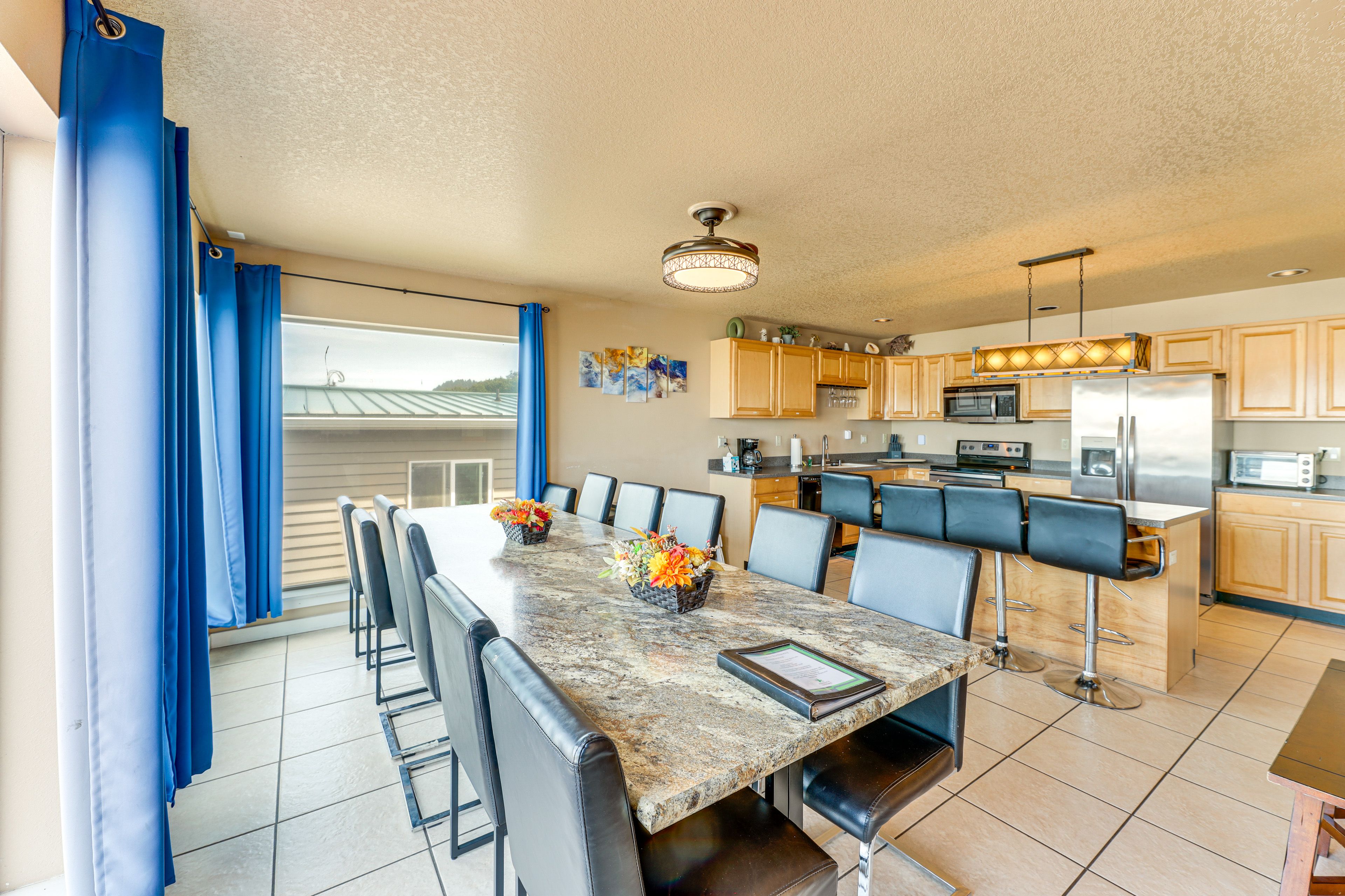 Dining Area & Breakfast Bar | Dishware & Flatware Provided