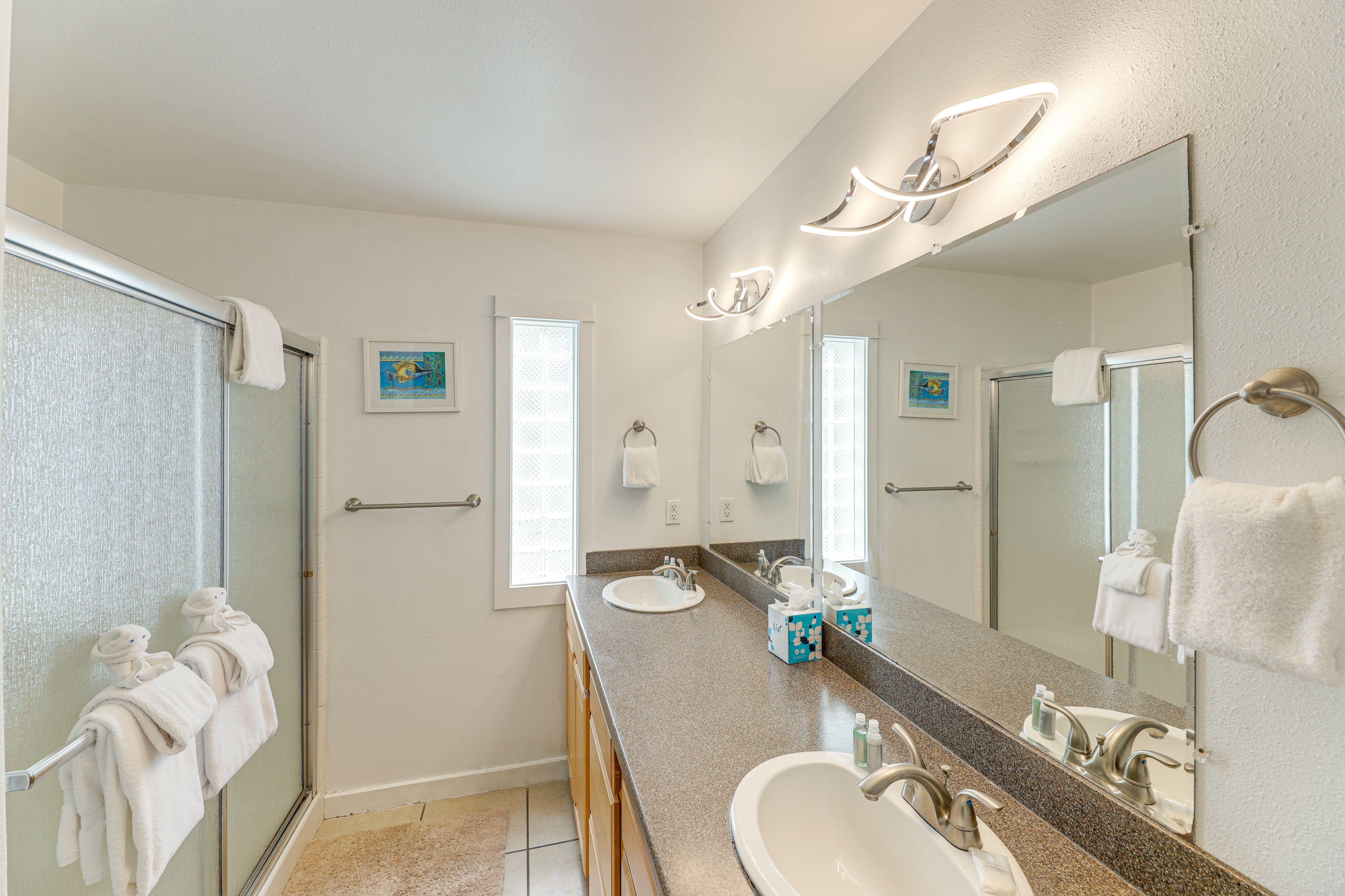 Full Bathroom | 1st Floor | Towels Provided