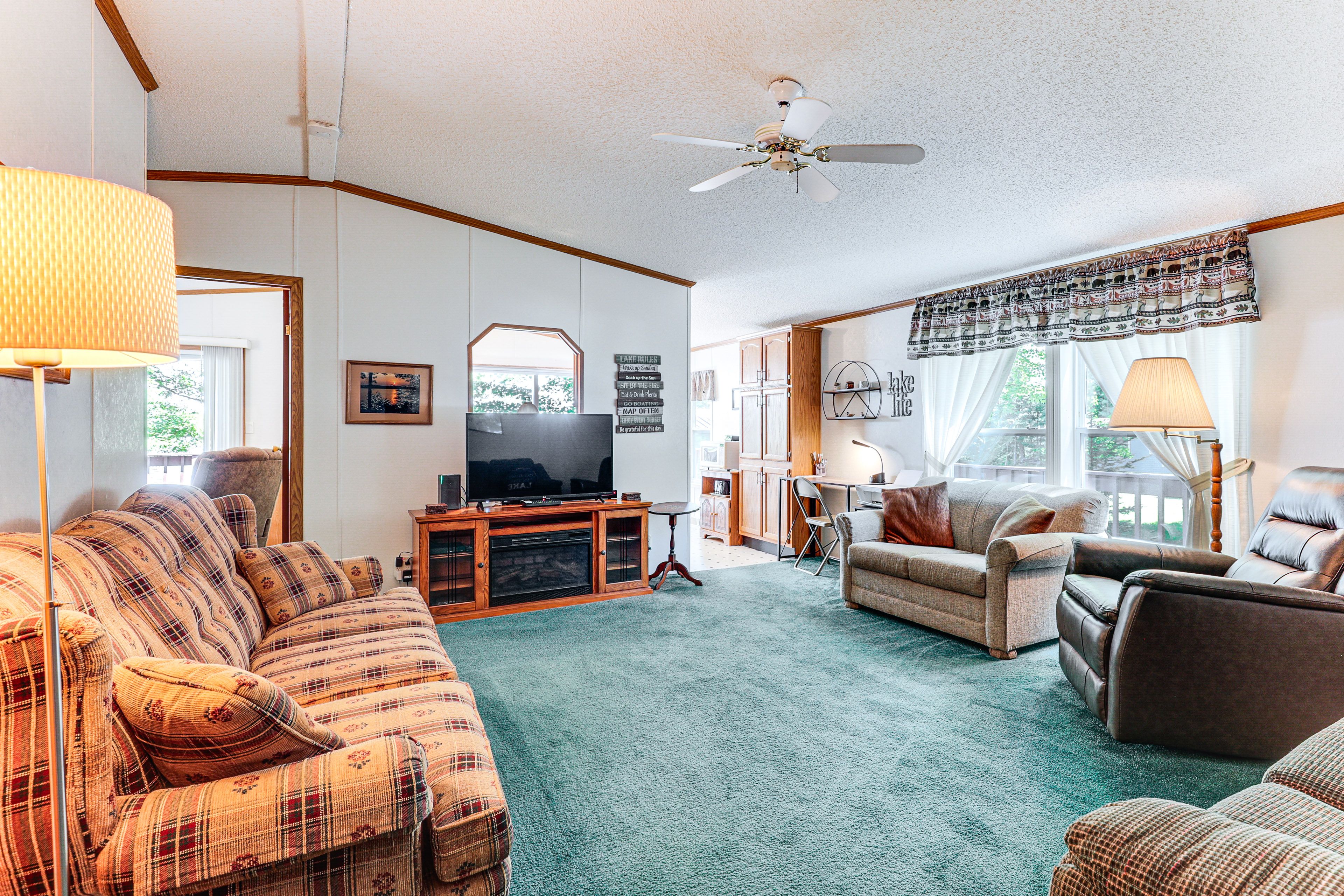 Living Room | Free WiFi | Central Heating & A/C | Smart TV