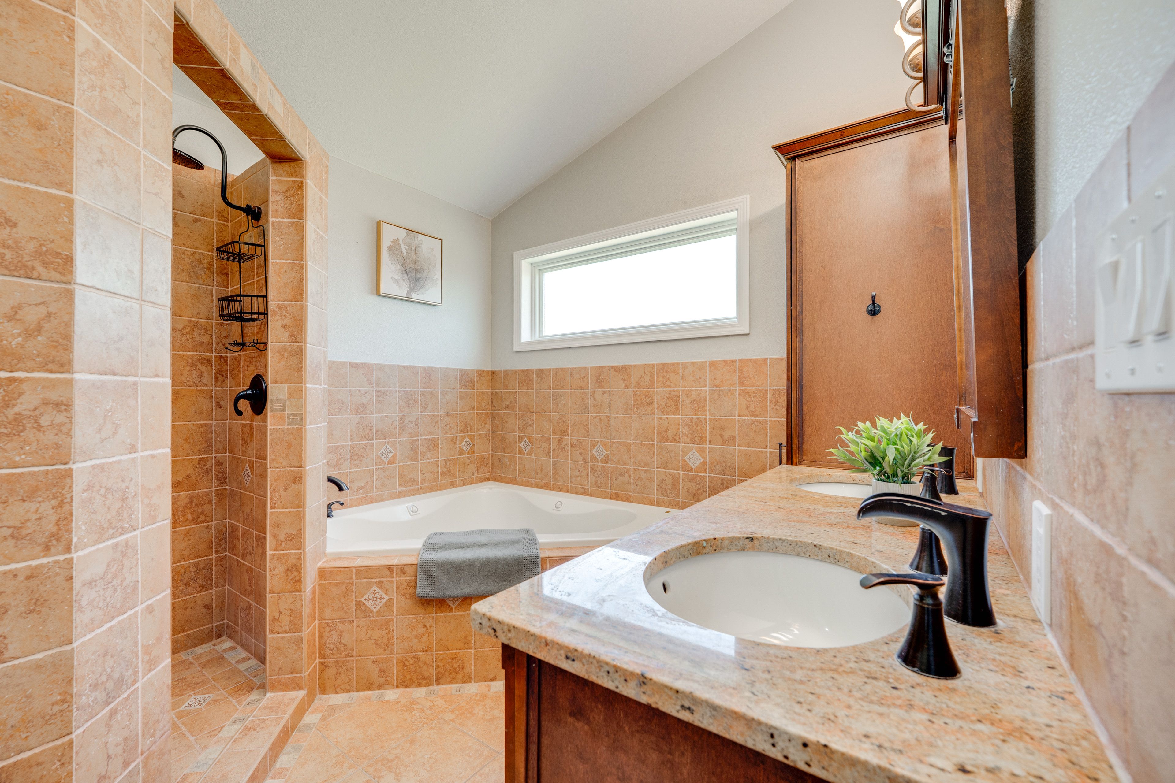 En-Suite Bathroom | 2nd Floor | Jetted Tub | Towels Provided